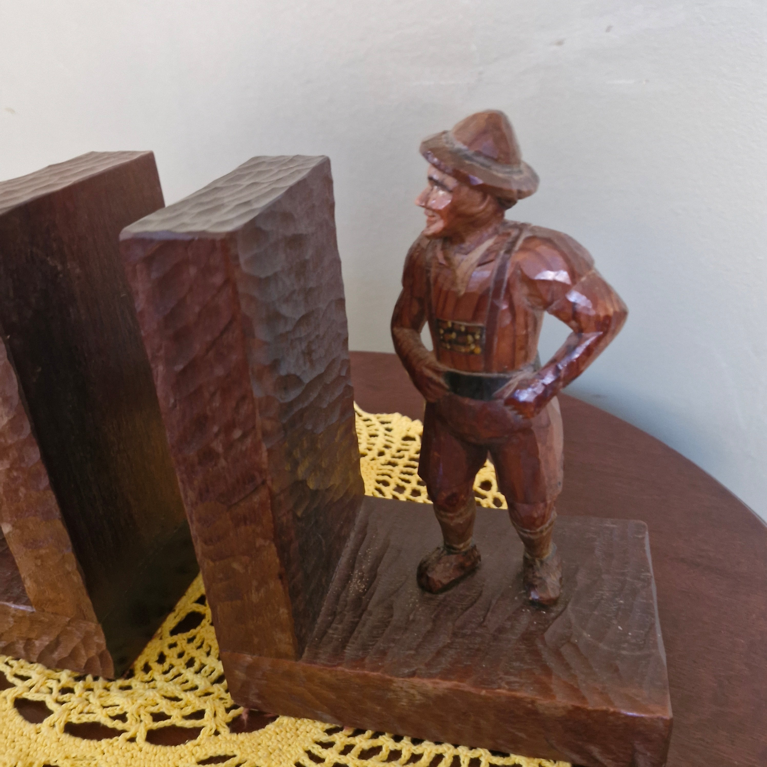 Porta Livros Alemão em madeira entalhada 