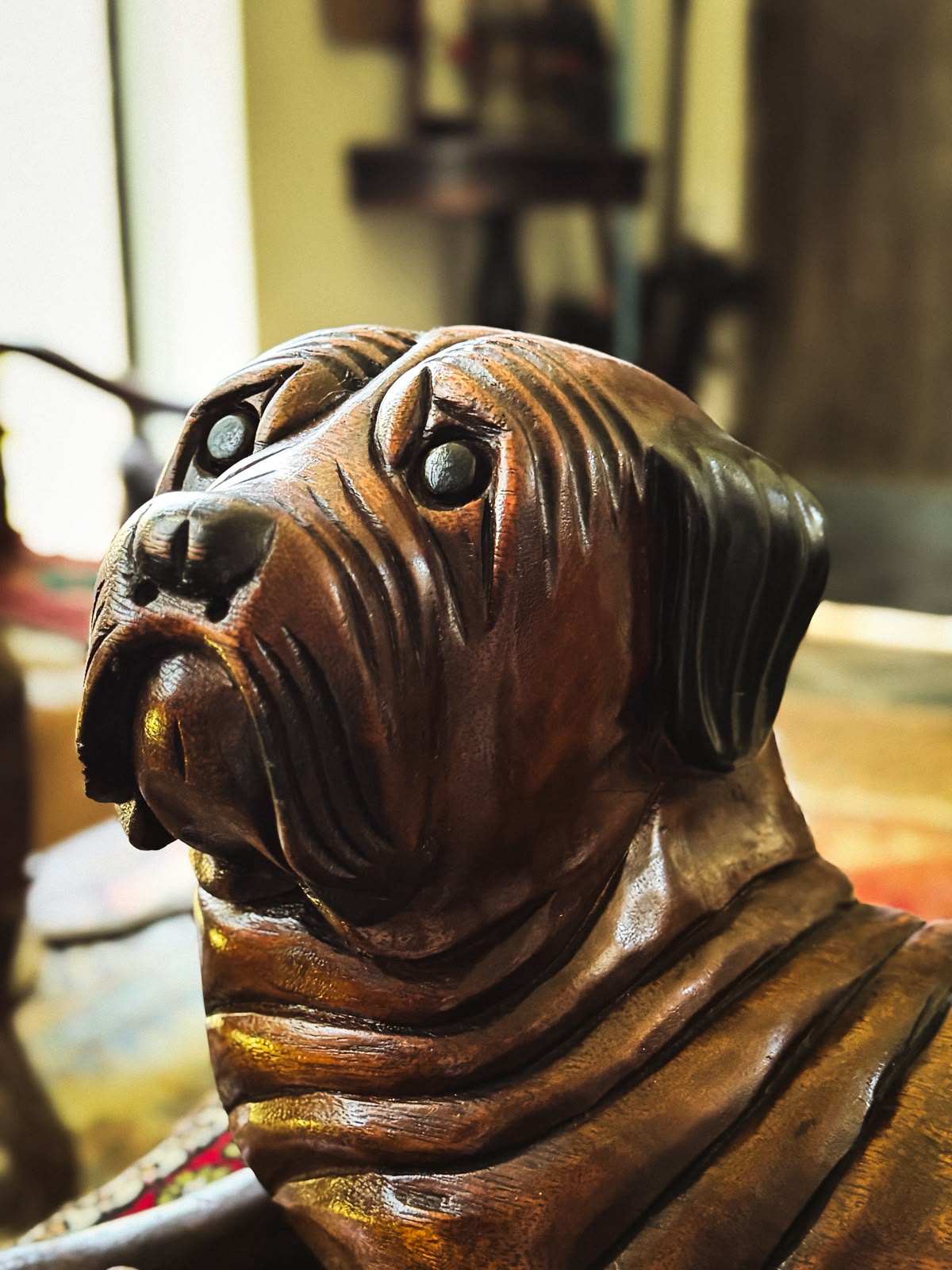 Grande Escultura de Cachorro em Madeira Entalhada, Século XX