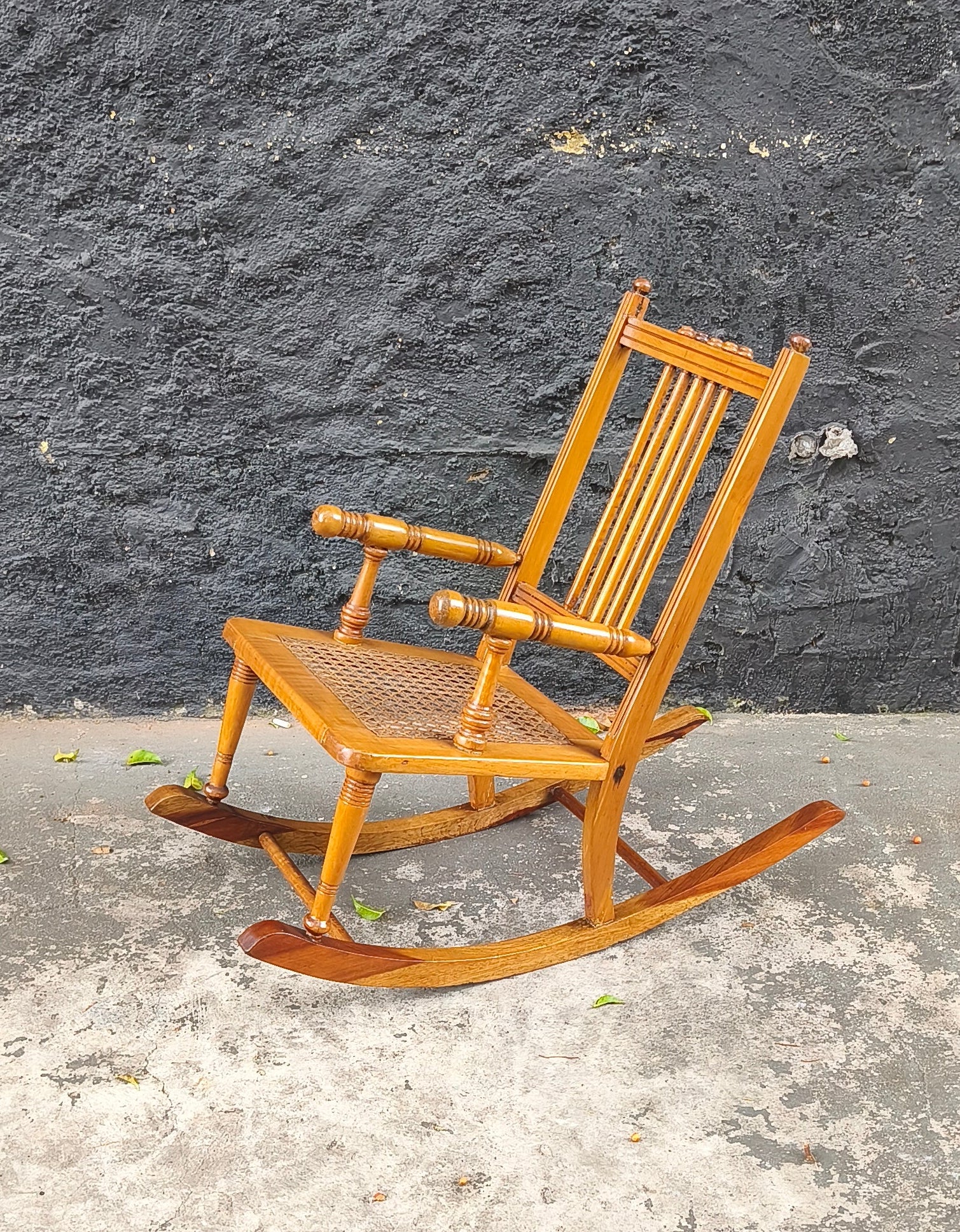 Cadeira de balanço infantil em palhinha (recém restaurada) 