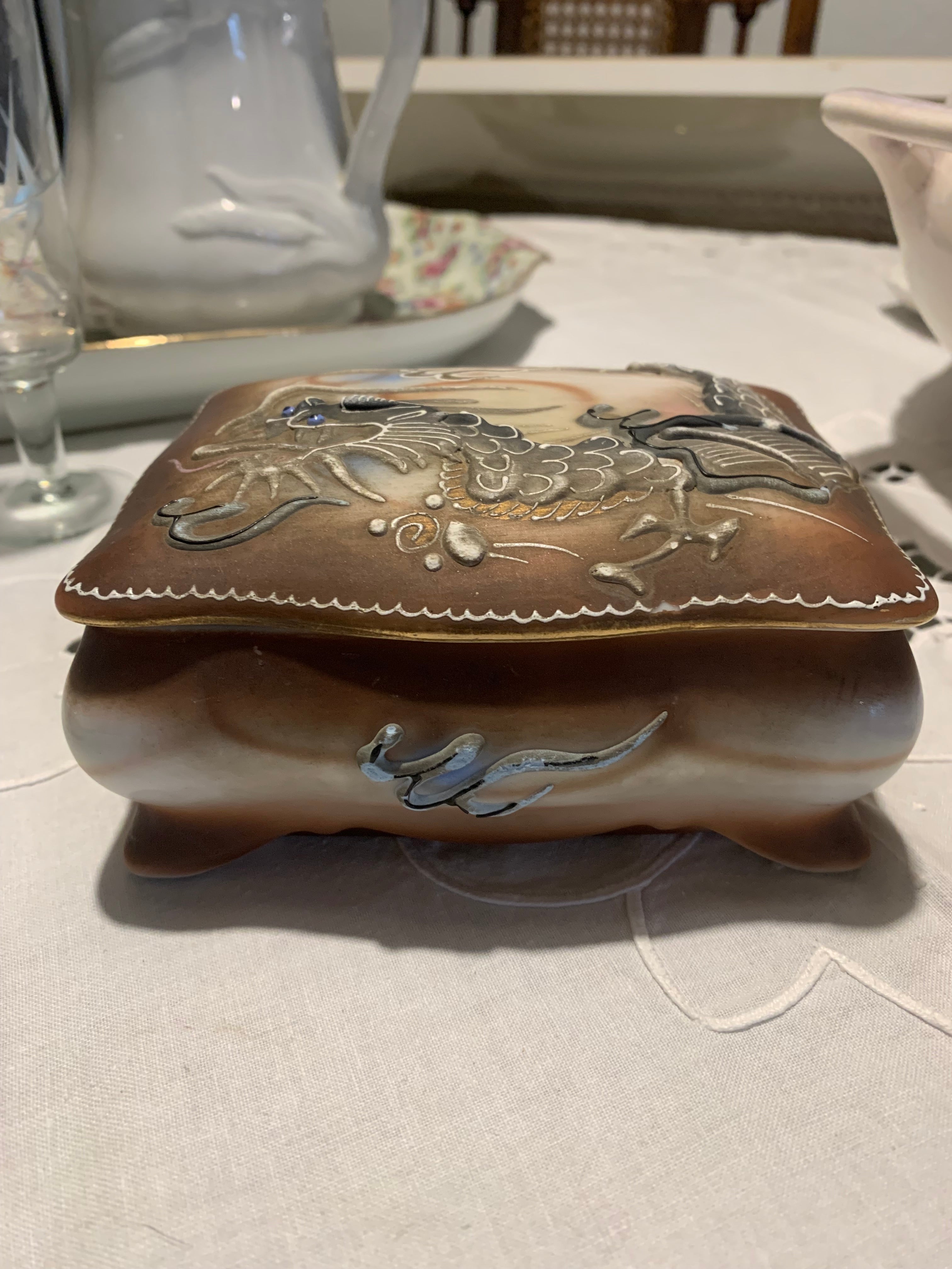 Caixinha porcelana japonesa dragão