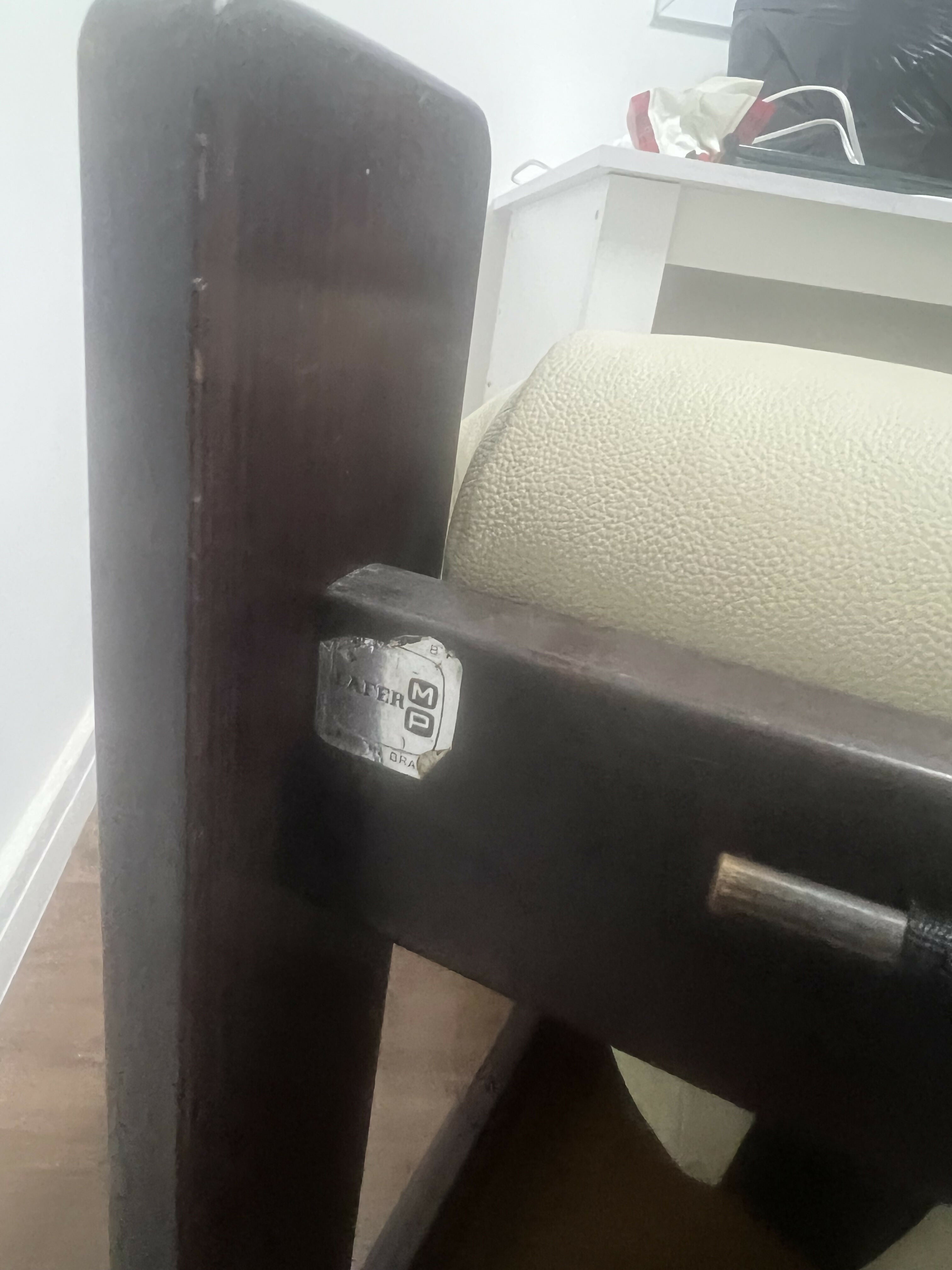 Par de Poltronas MP 97 em couro off white