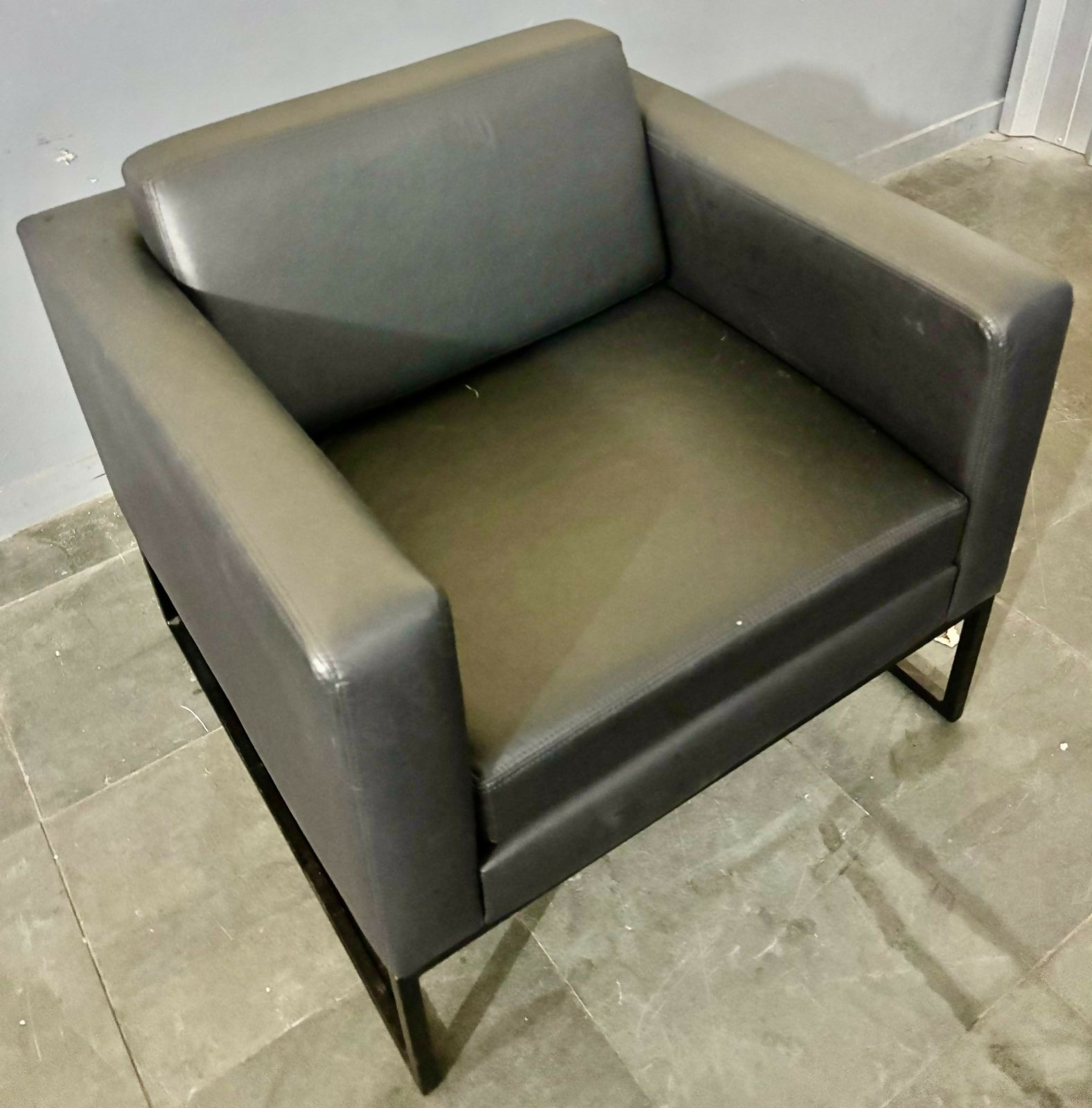 Poltrona Couro Cor - Preto - em ótimo estado - medidas 78x78x60 altura