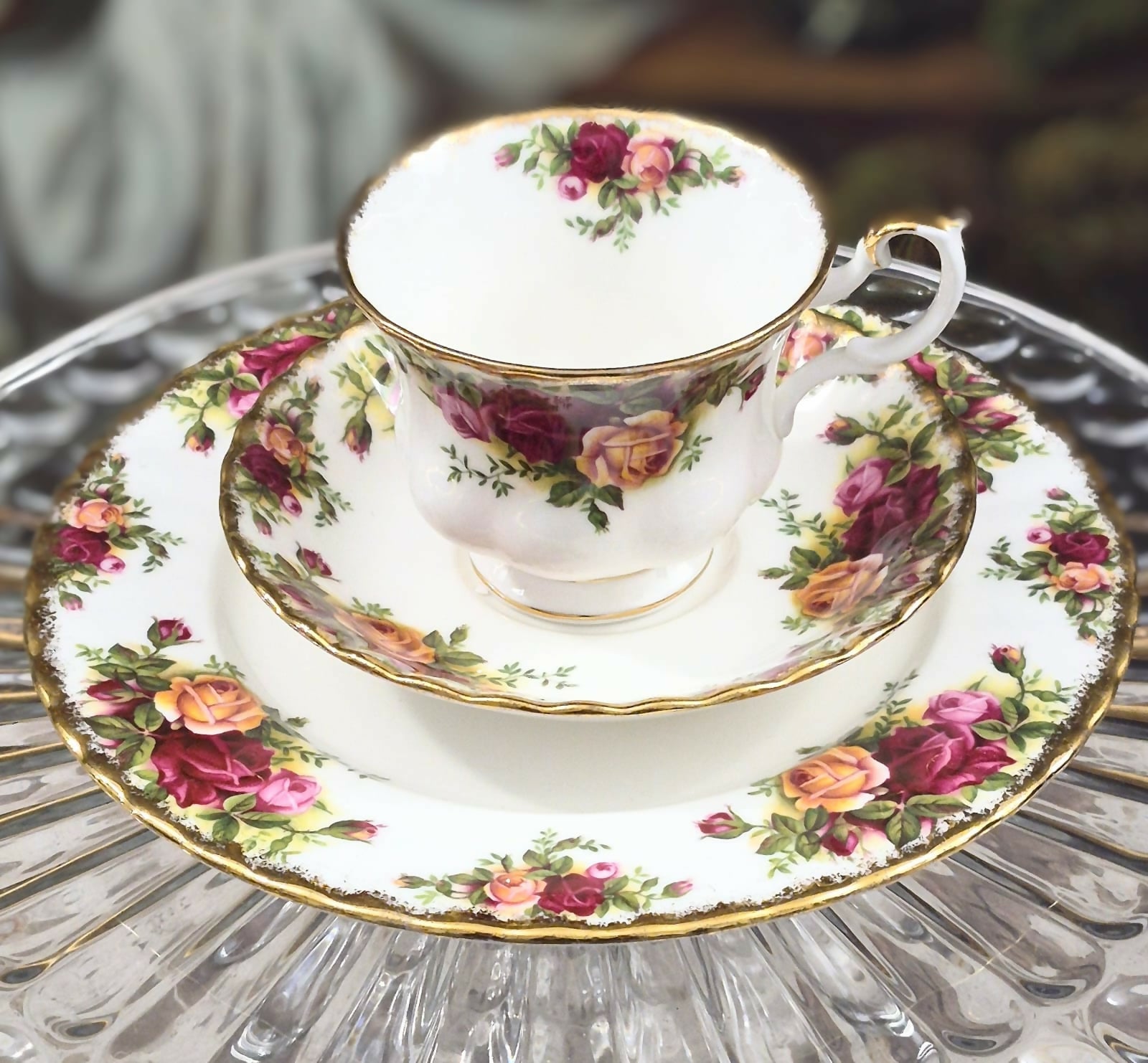 Par de trios de chá em porcelana Fine Bone China inglesa Royal Albert, Old Country Roses.