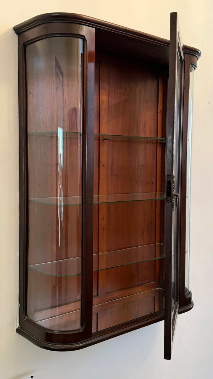 Armário Cristaleira antiga de madeira com porta de vidro curvo