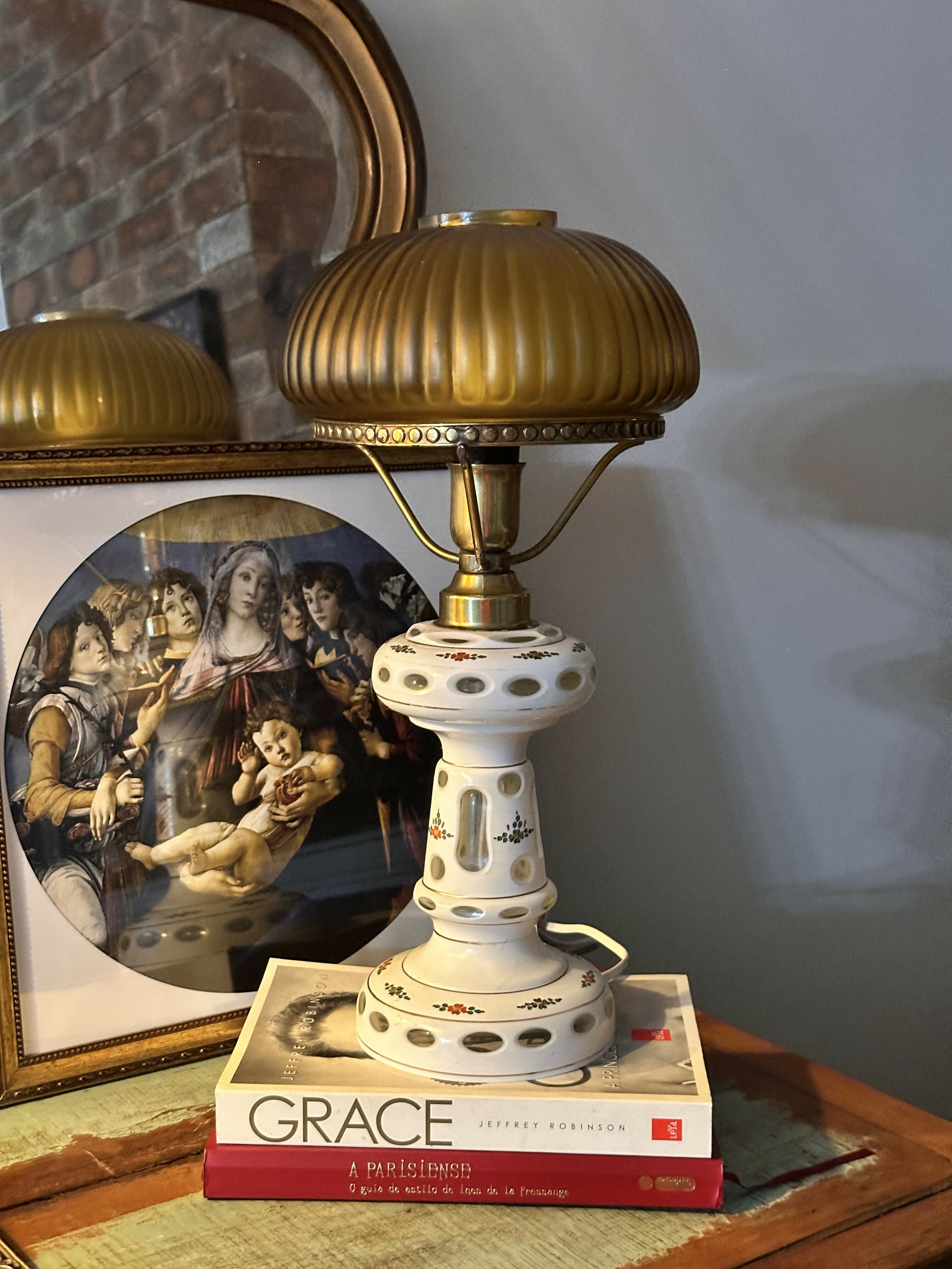 Maravilhoso e encantador abajur antigo em cristal overlay e pinturas de delicadas flores e cúpula em âmbar