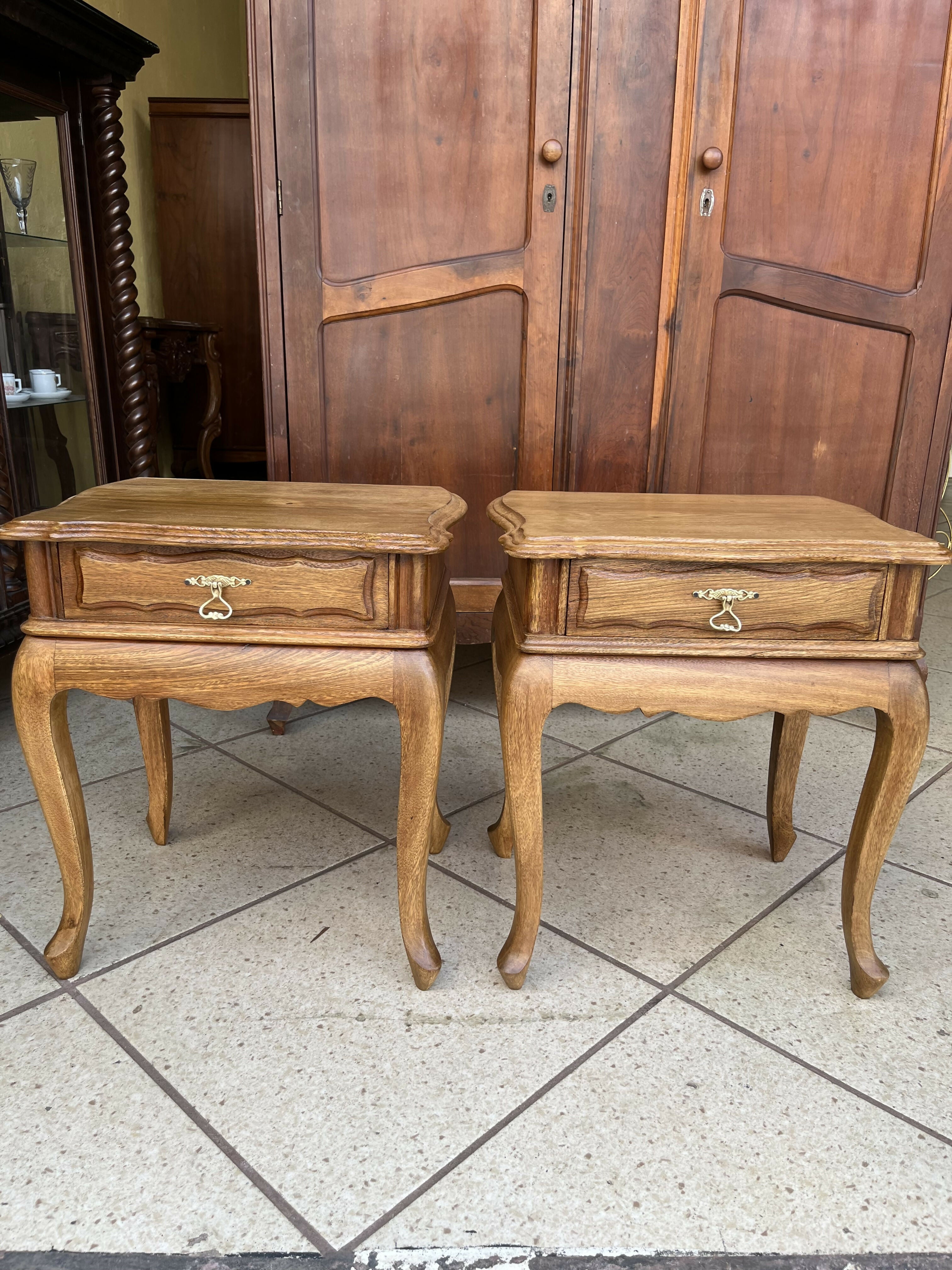 (OFERTA) PAR DE MESINHA DE CABECEIRA CHIPANDELLE (RESTAURADA)