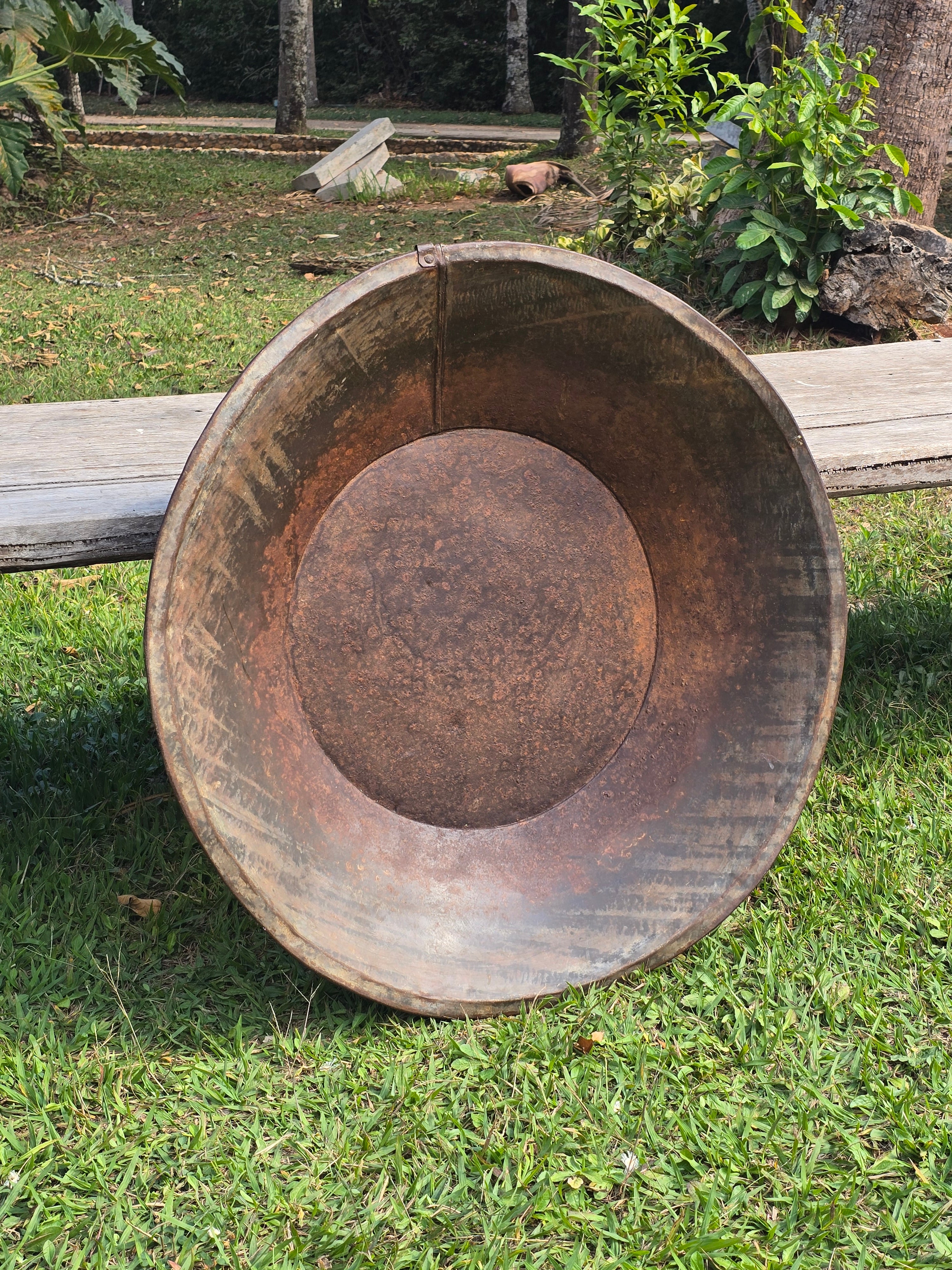 Bacia de Metal Antiga Garimpo Mineiro