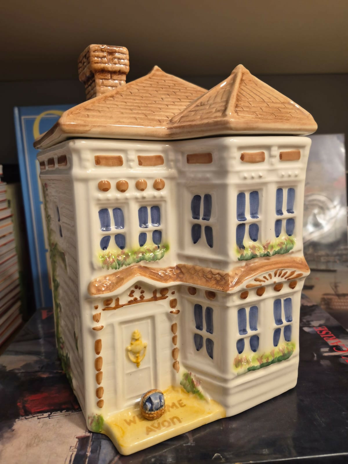 Bicoiteira em cerâmica Weiss, anos 80, em formato de casinha para a coleção Avon Townhouse. Modelo Grande. Linda!
