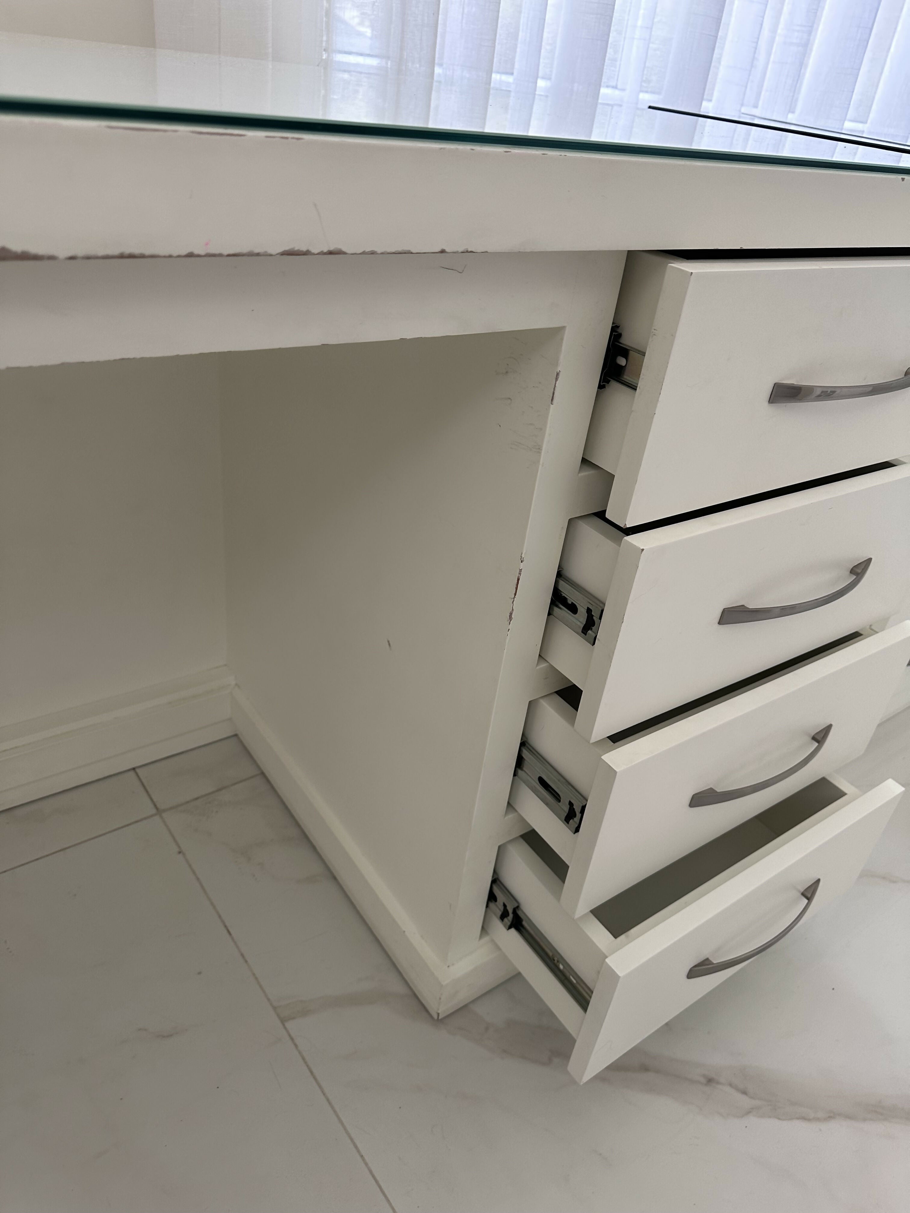 Escrivaninha em madeira maciça laqueada branca com tampo auxiliar de vidro branco