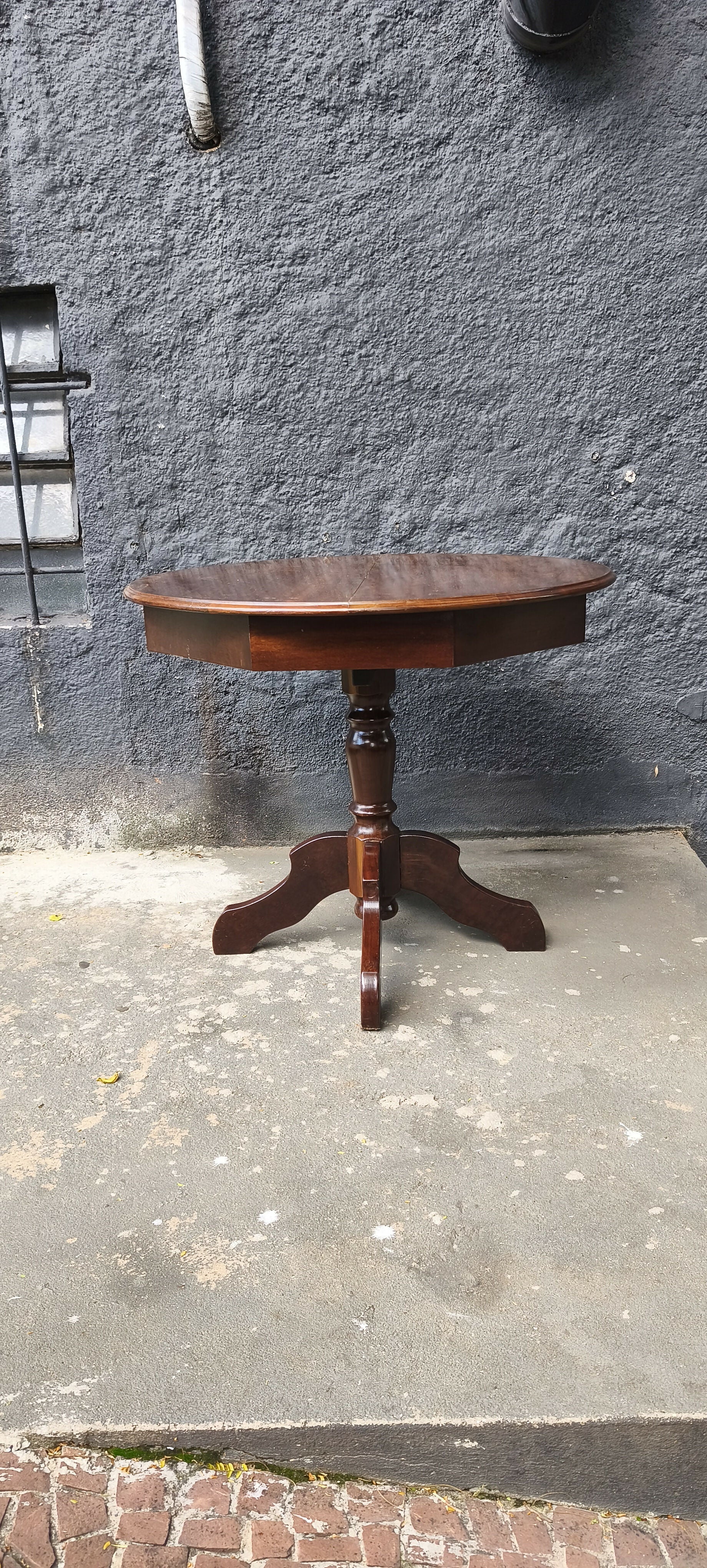 Mesa de jantar redonda e compacta em Imbuia