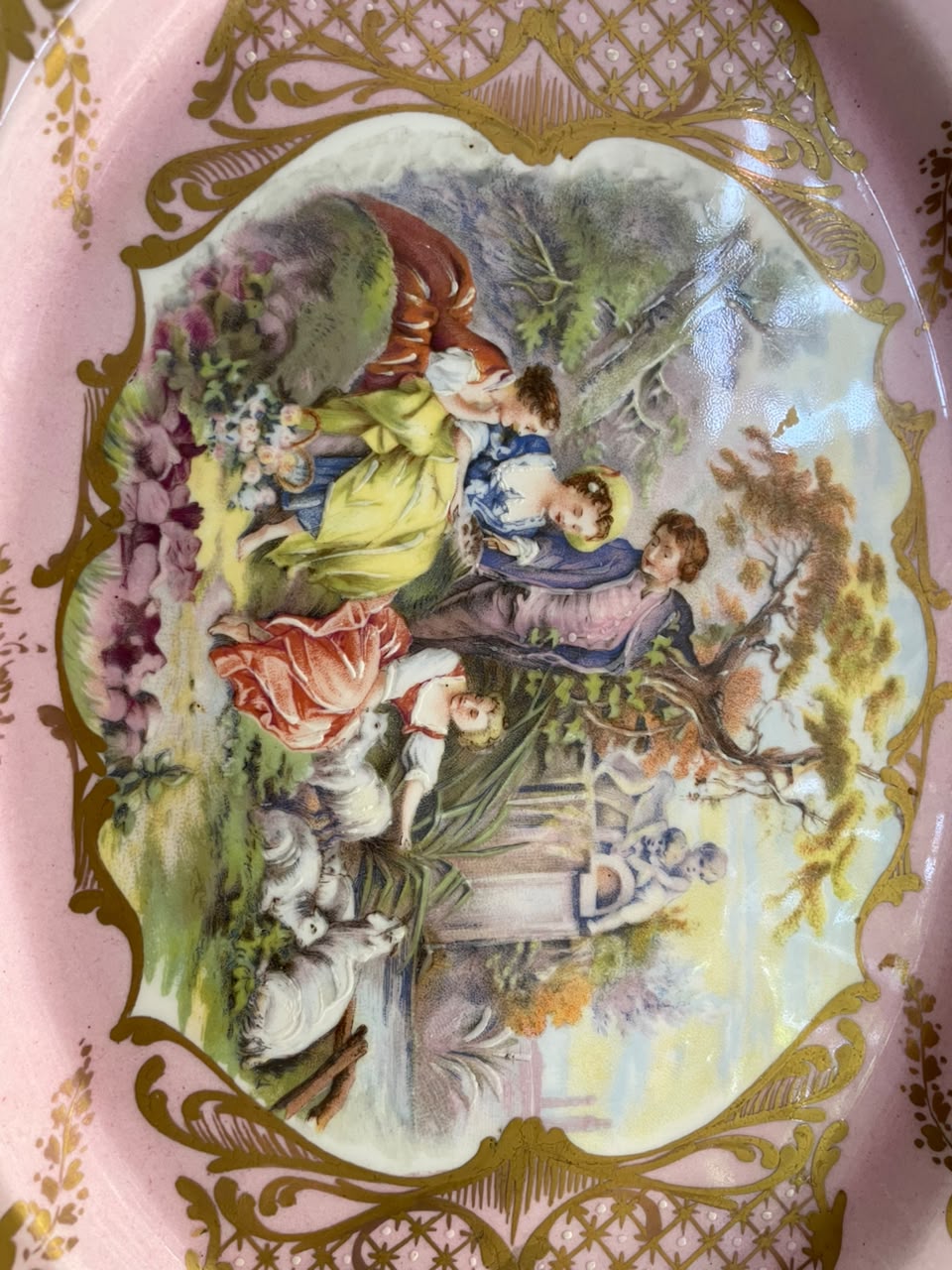 Grandiosa travessa em porcelana francesa de Limoges com cena galante em fundo rosa