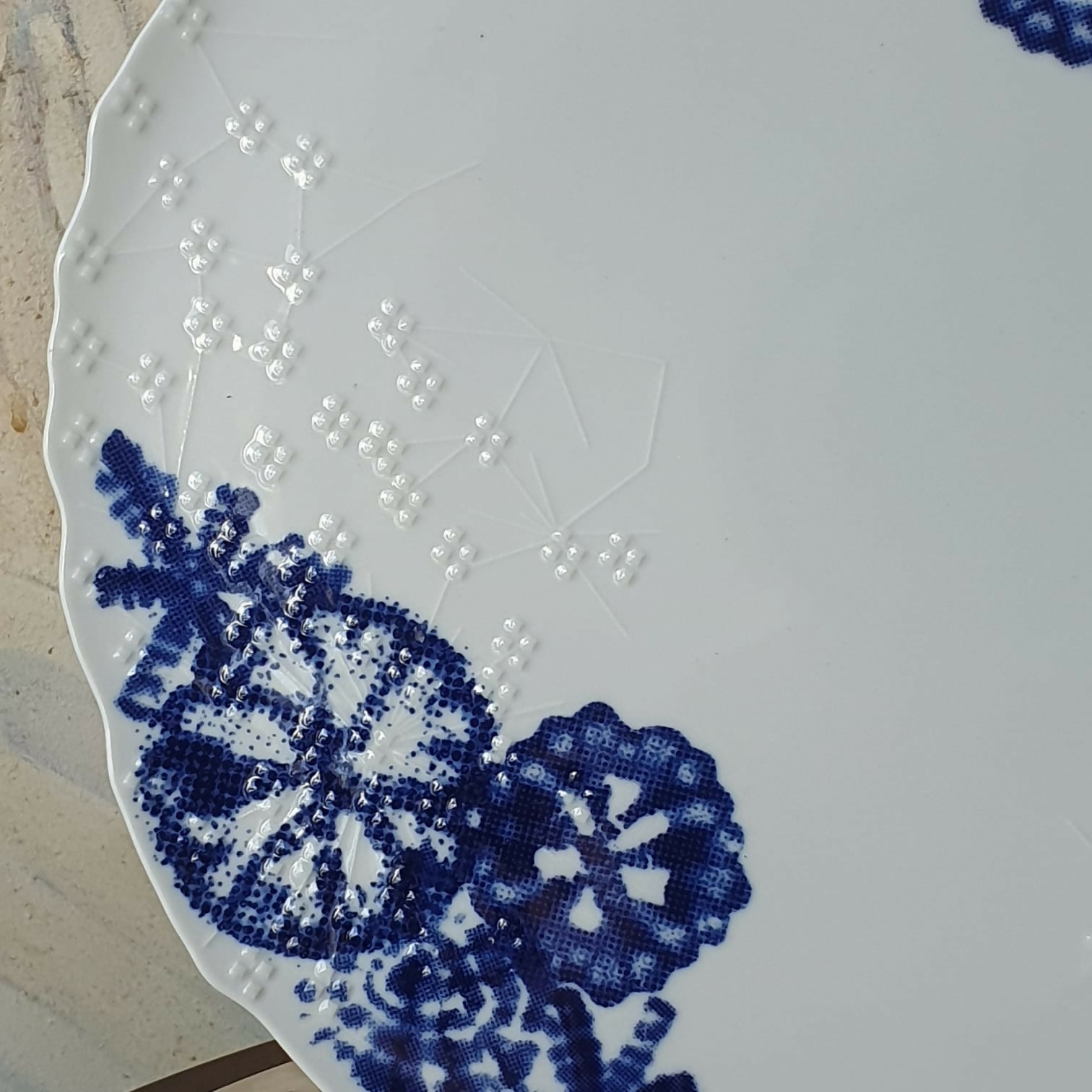 Prato para bolo em porcelana Ultrafina Rosenthal, linha Studio Line, por Patrícia Urquiola, estilo Shibori
