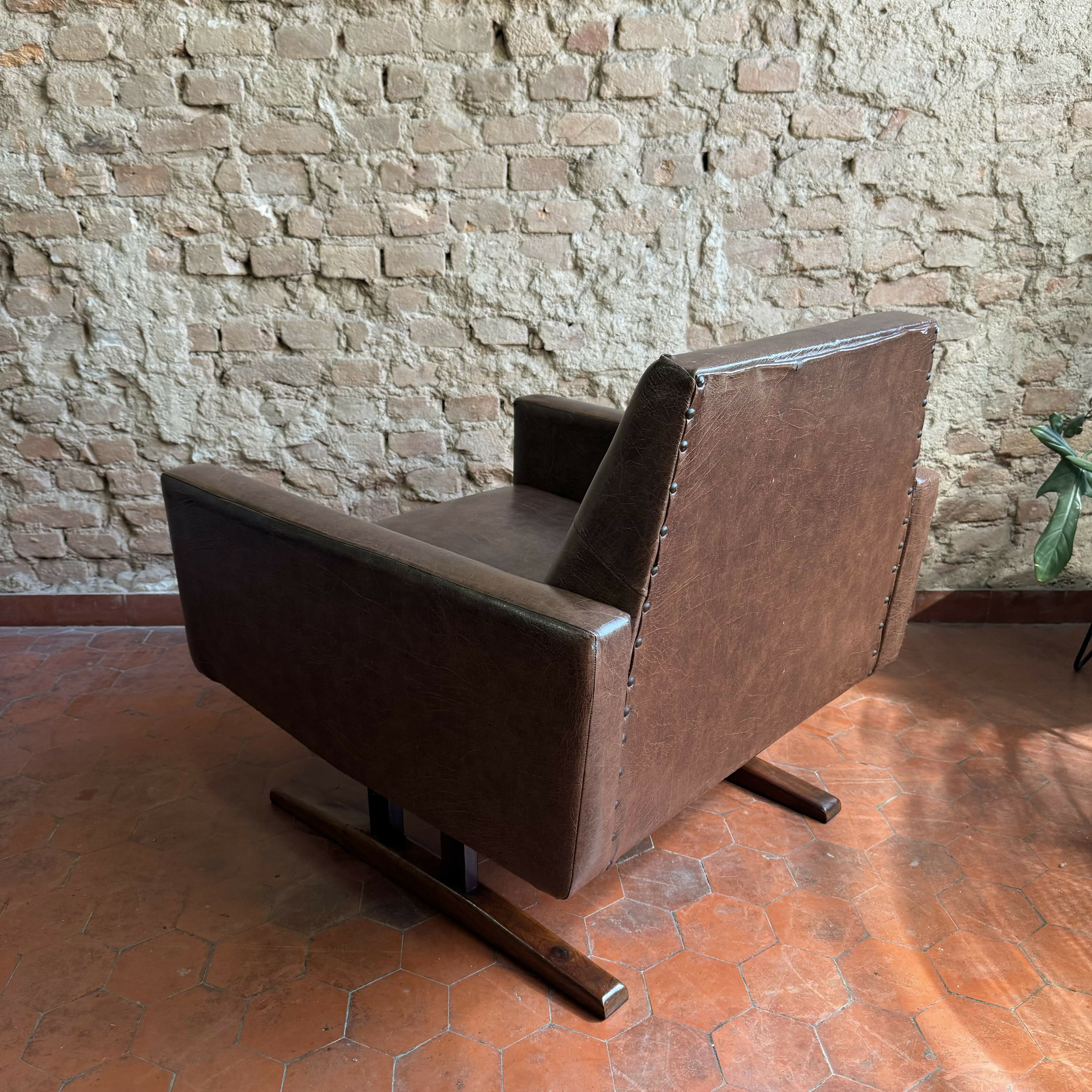Poltrona anos 60 em courvin marrom