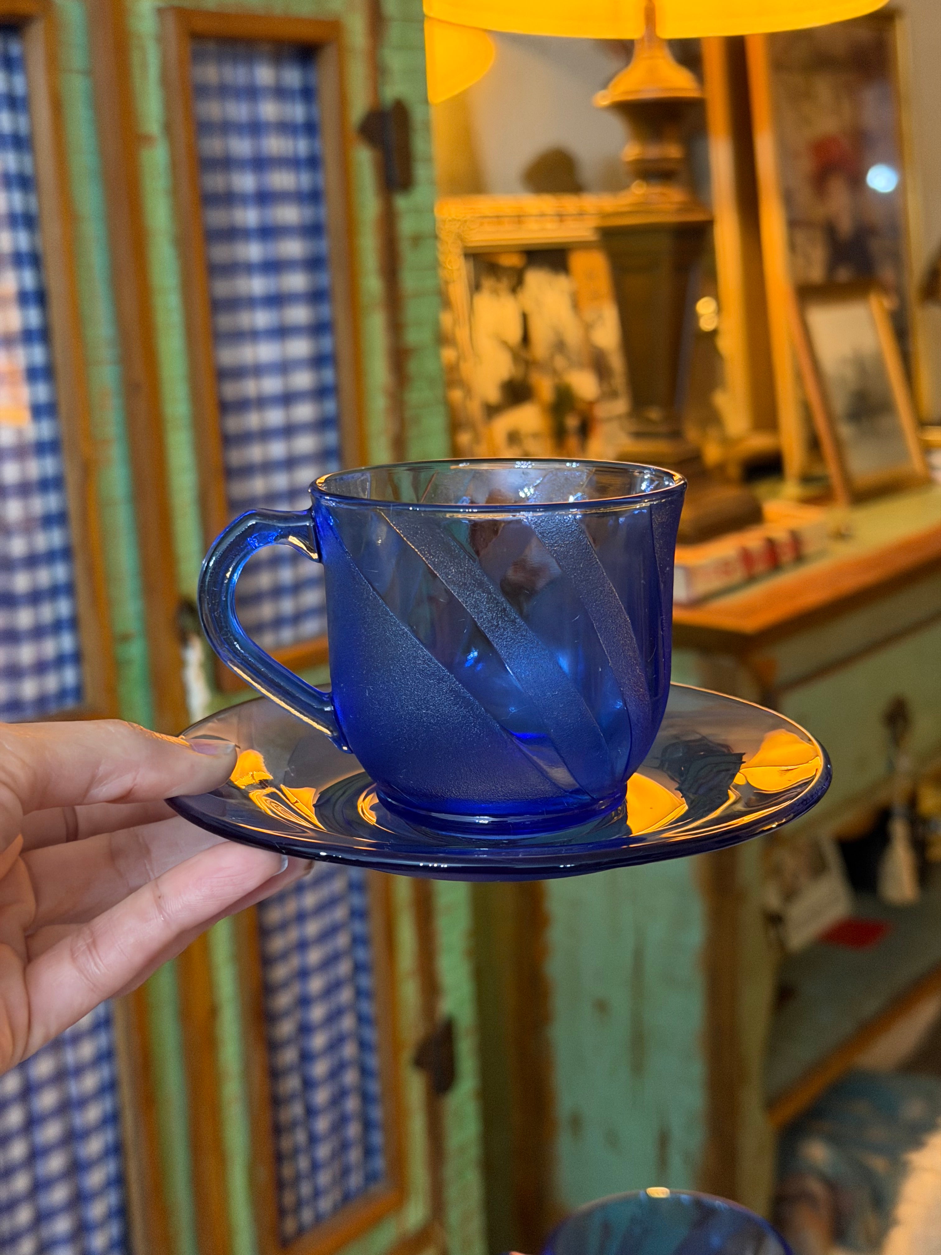 Maravilhoso conjunto  antigo de xícaras de chá da marca Nadir Figueiredo, linha Costa Azul. São 6 xícaras com seus respectivos pires