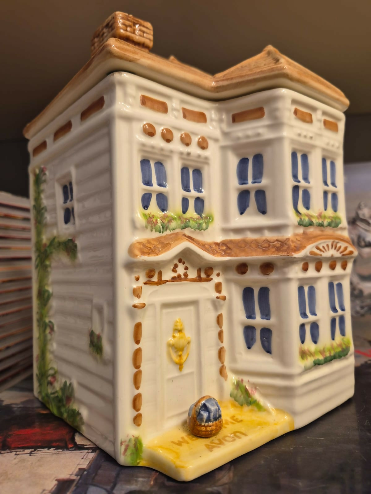 Bicoiteira em cerâmica Weiss, anos 80, em formato de casinha para a coleção Avon Townhouse. Modelo Grande. Linda!