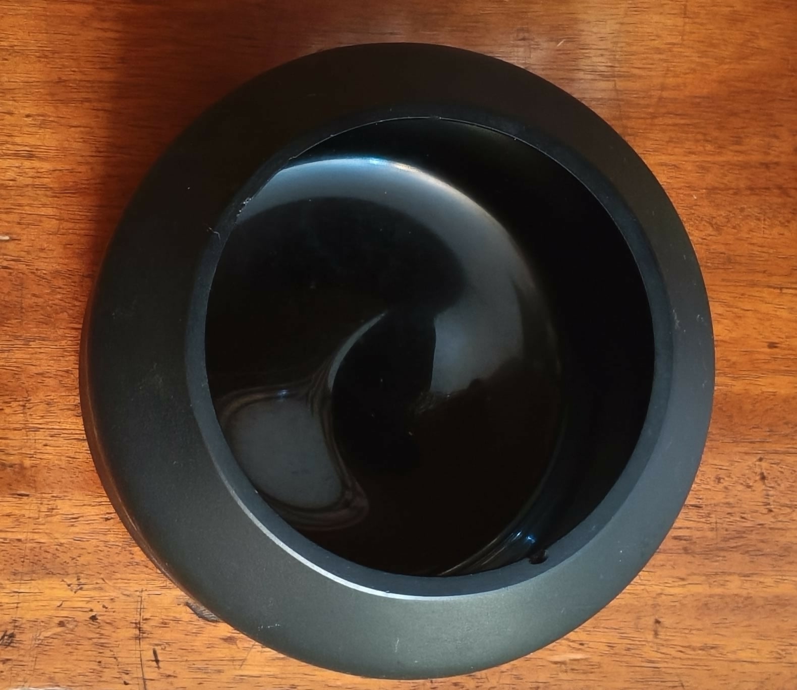 Par de vasos de vidro pretos foscos com filete dourado