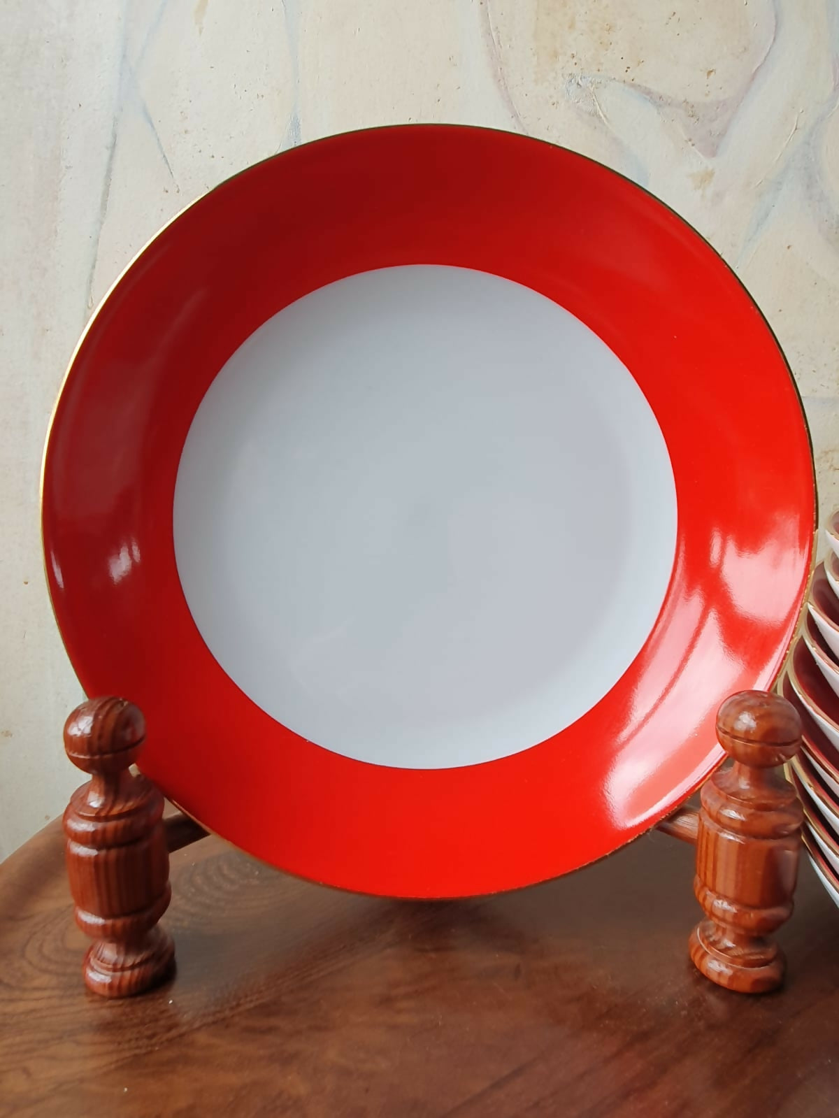 Conjunto de 18 pratos em porcelana Viva (Vista Alegre) com lindo barrado vermelho vivo e filetação a ouro 24k. Impecável!