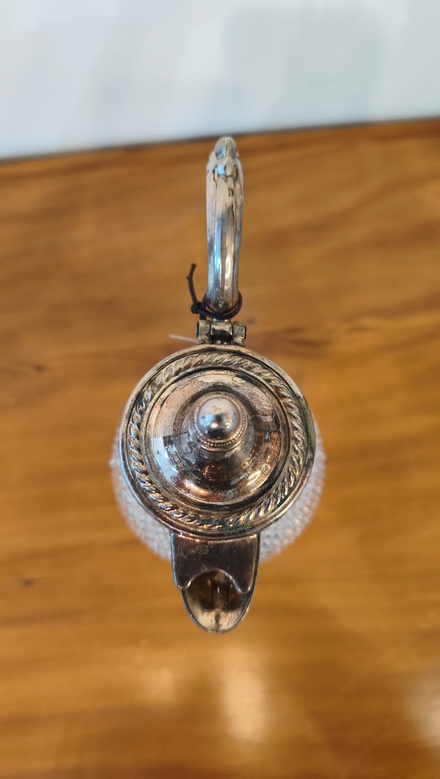 Jarra Antiga em Vidro Prensado Texturizado com Montagem em Metal Prateado – 32 cm