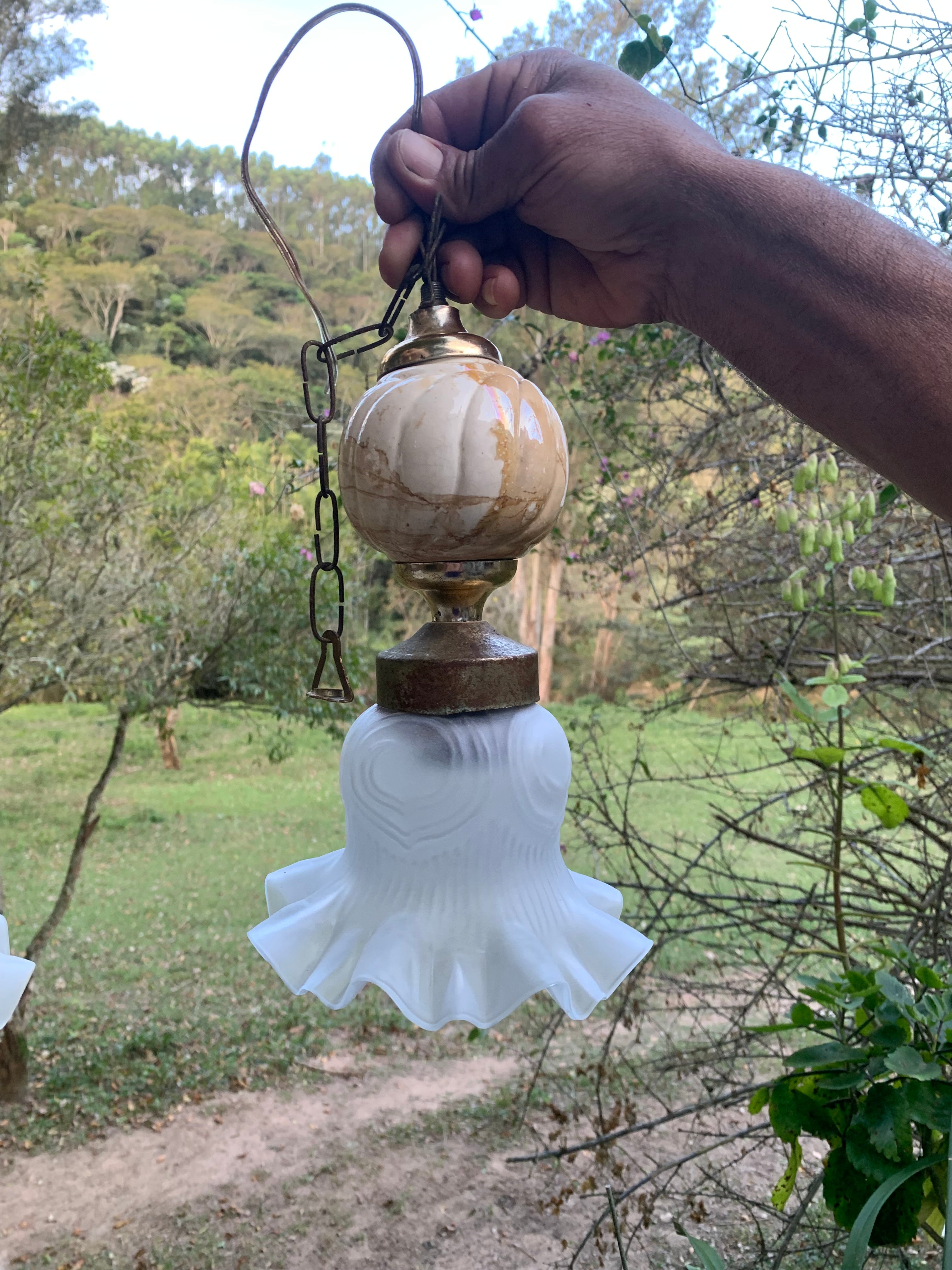 Lindo par de lustres antigos em faiança e vidro