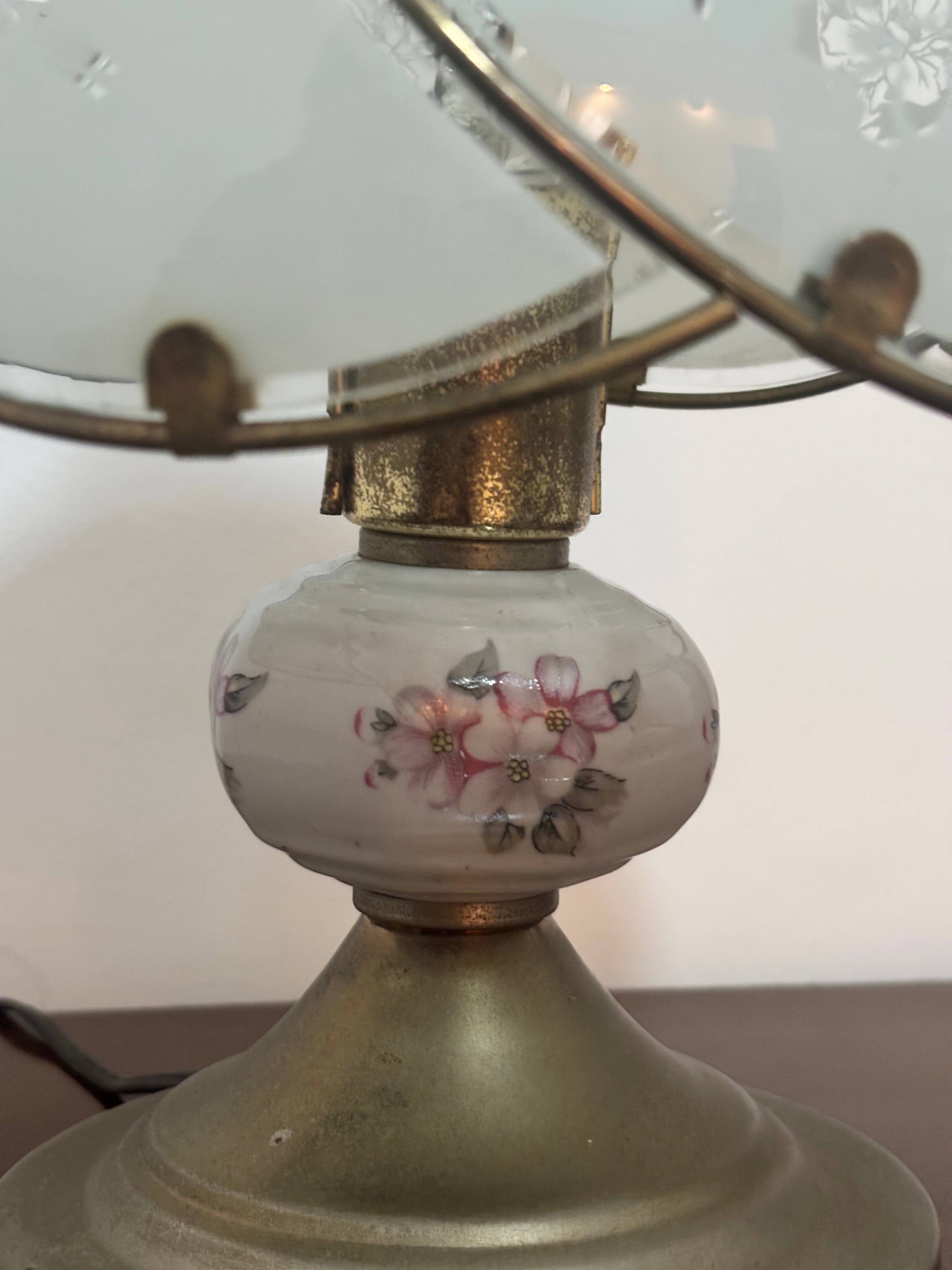 Abajur Antigo de Toque Anos 1980 – Cúpula de Vidro e Detalhes em Porcelana Vintage