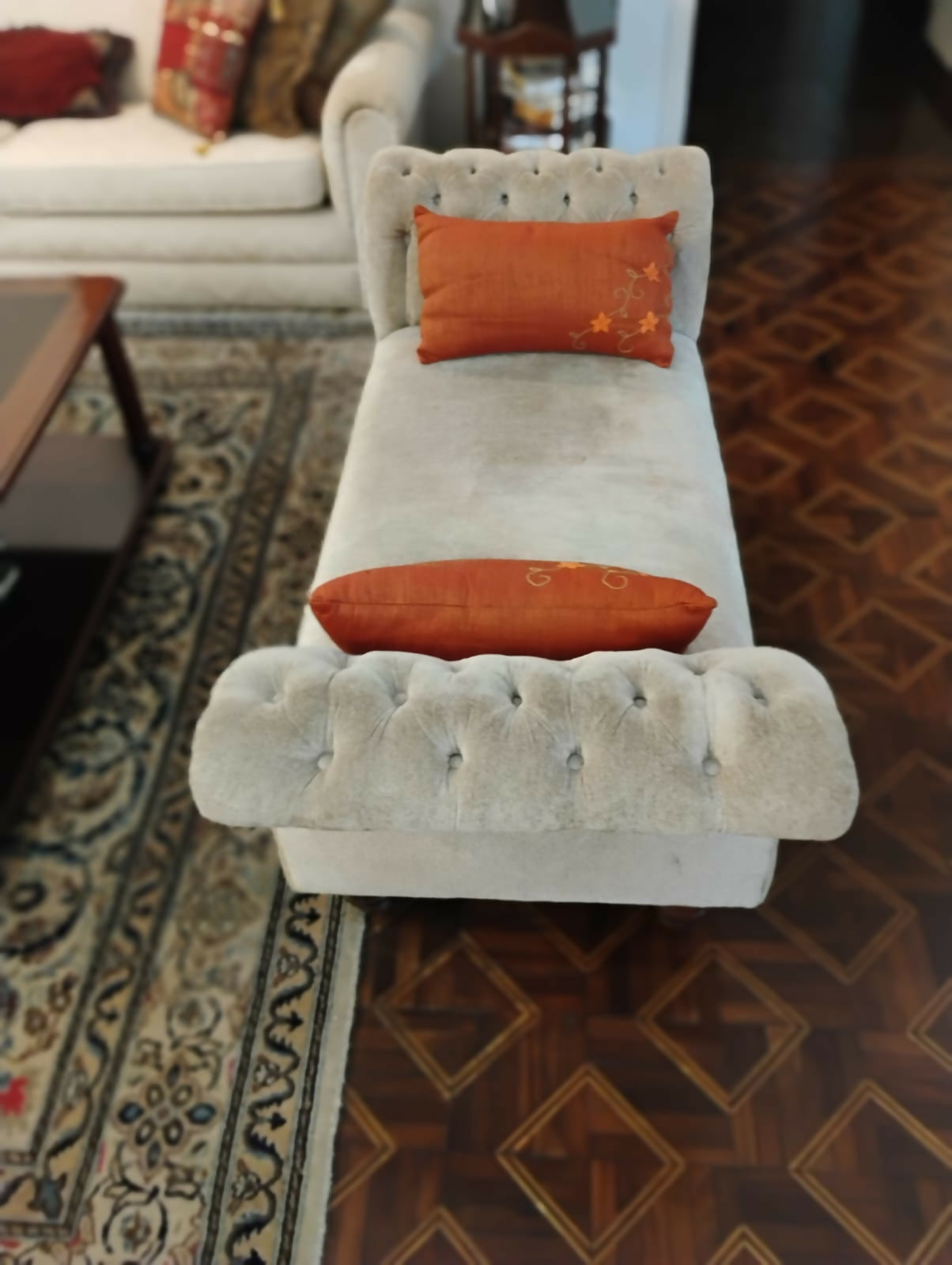 Divã clássico em veludo.