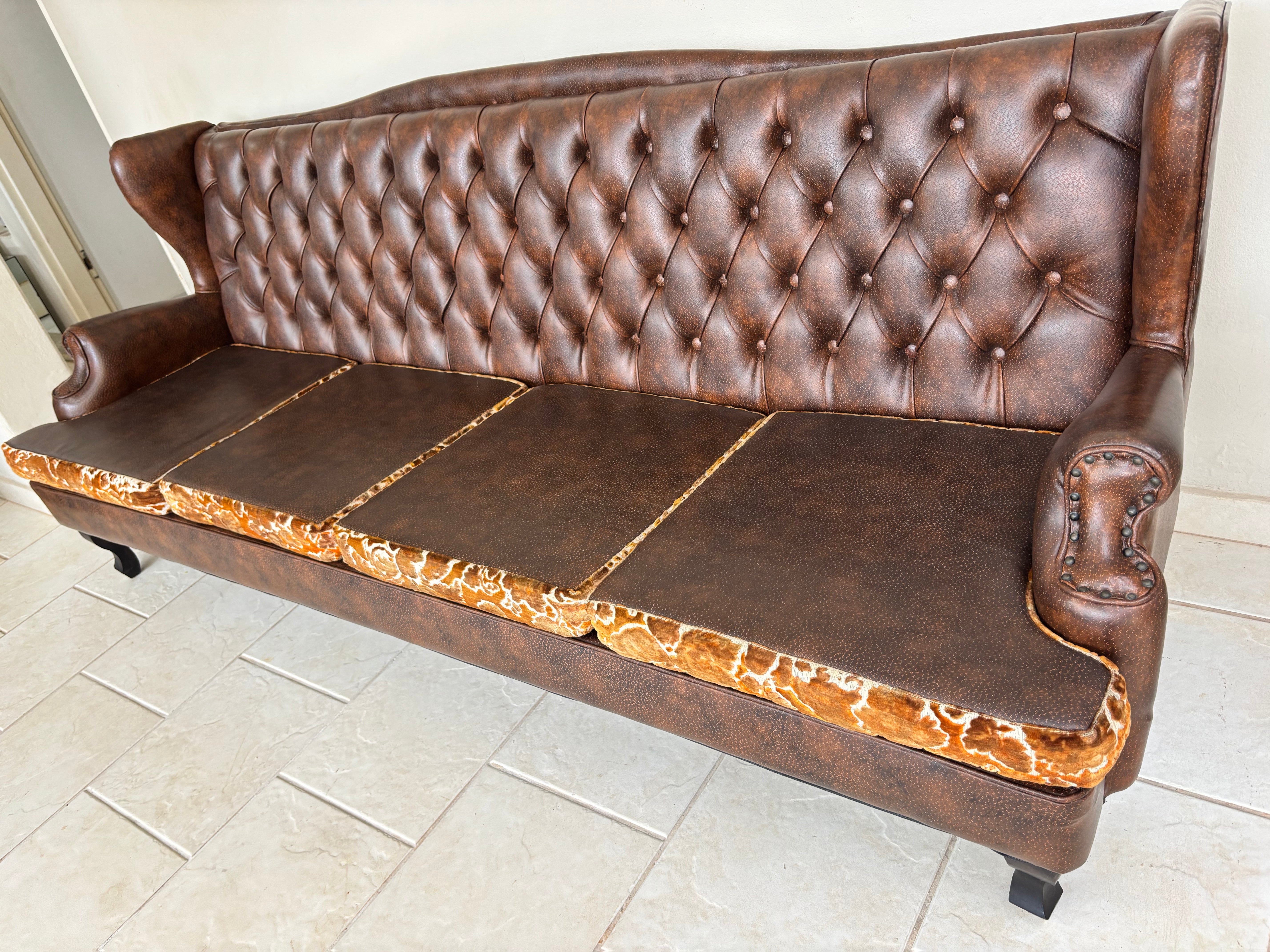 Sofá Vintage Anos 60/70 Estilo Imperial Chesterfield Imperador marrom – 4 Lugares