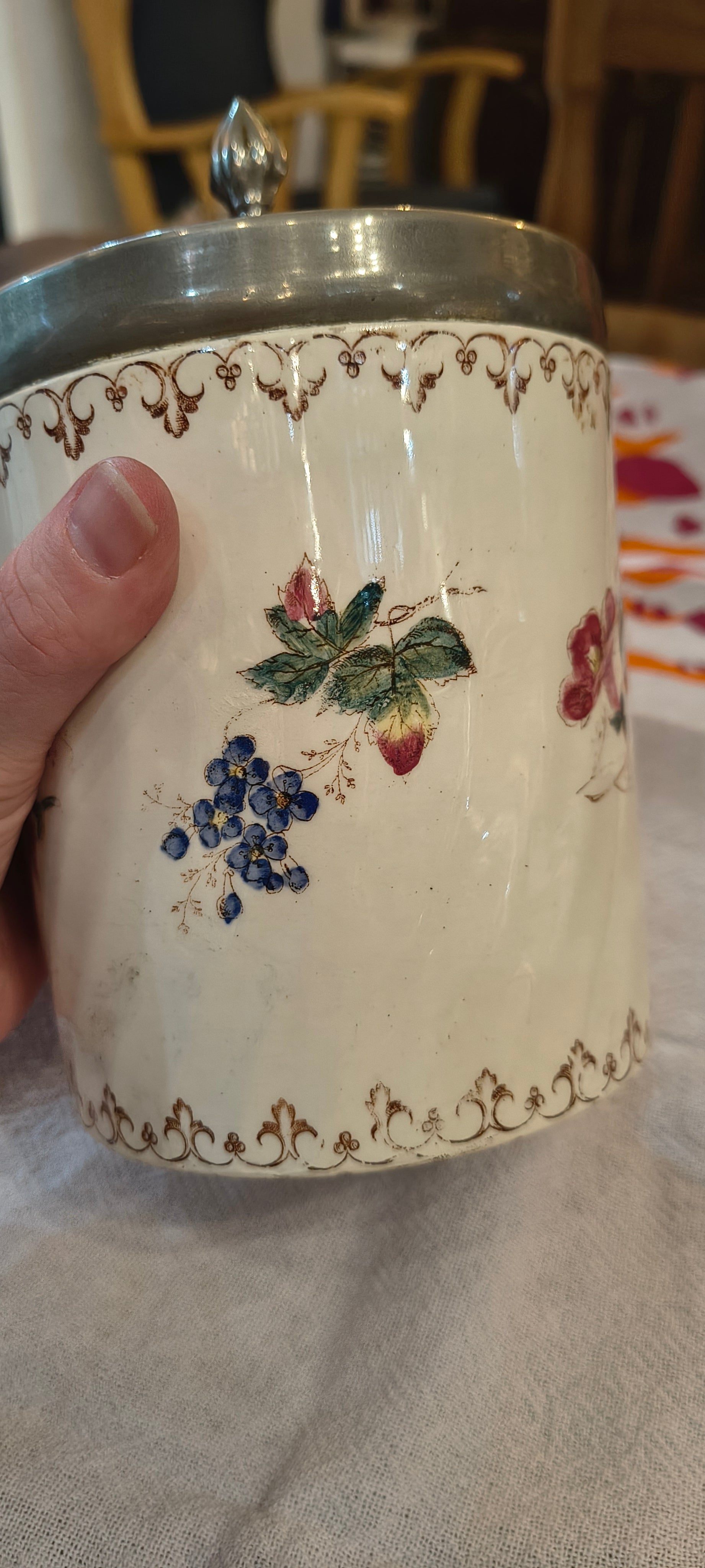 Biscoteira de cerâmica portuguesa com pintura floral e tampo em metal 