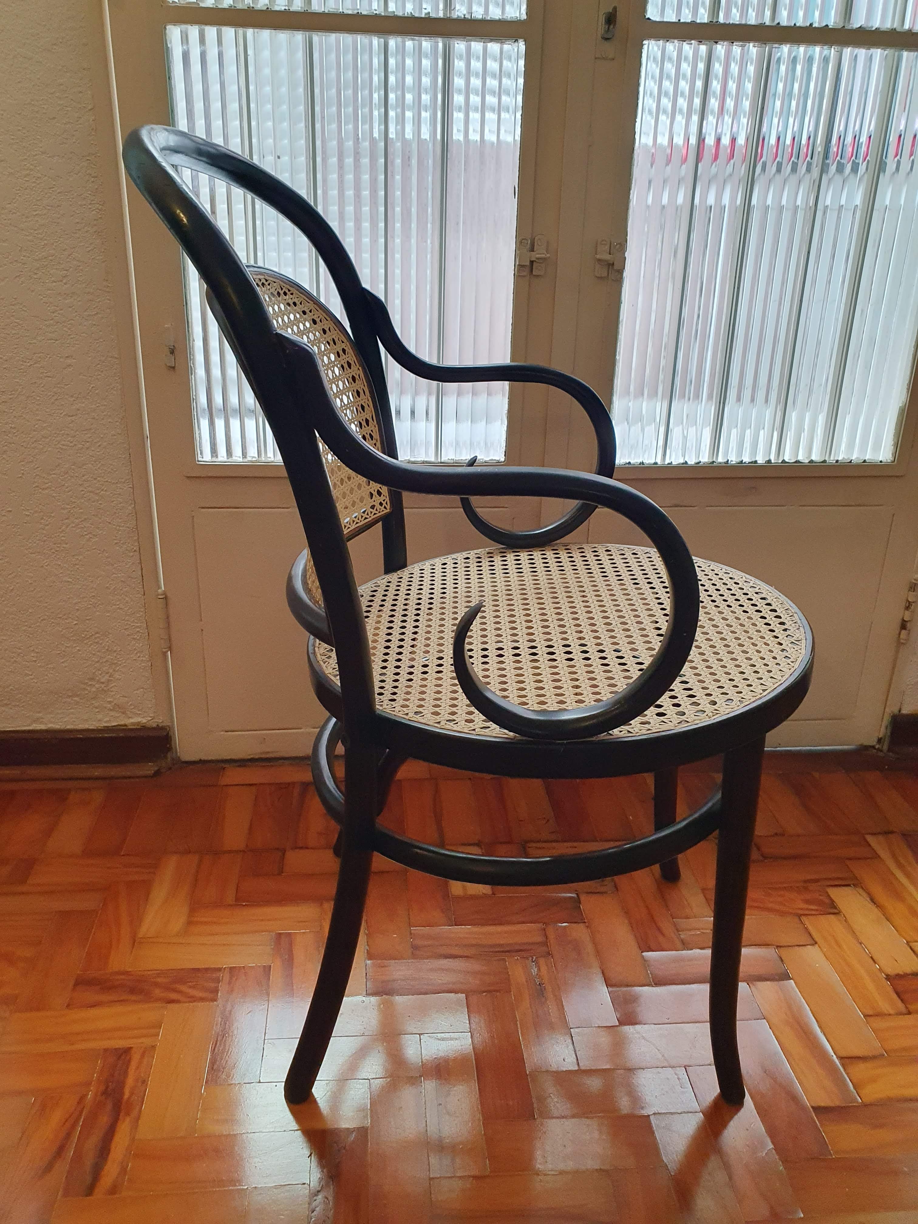 CADEIRA THONET PRETA COM BRAÇOS (THONART)