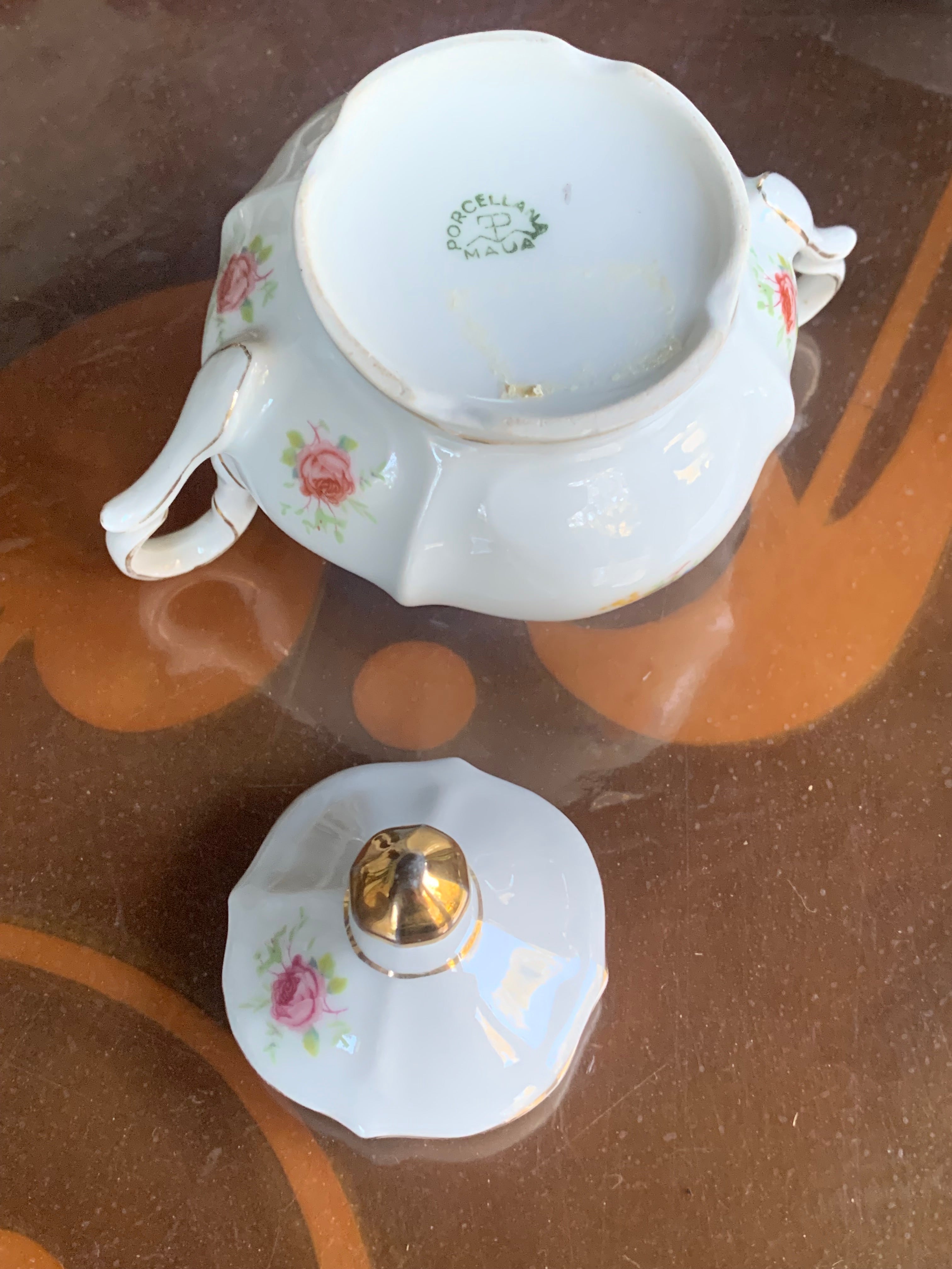 Delicadíssimo açucareiro em porcelana Mauá em azul claro com motivos florais 