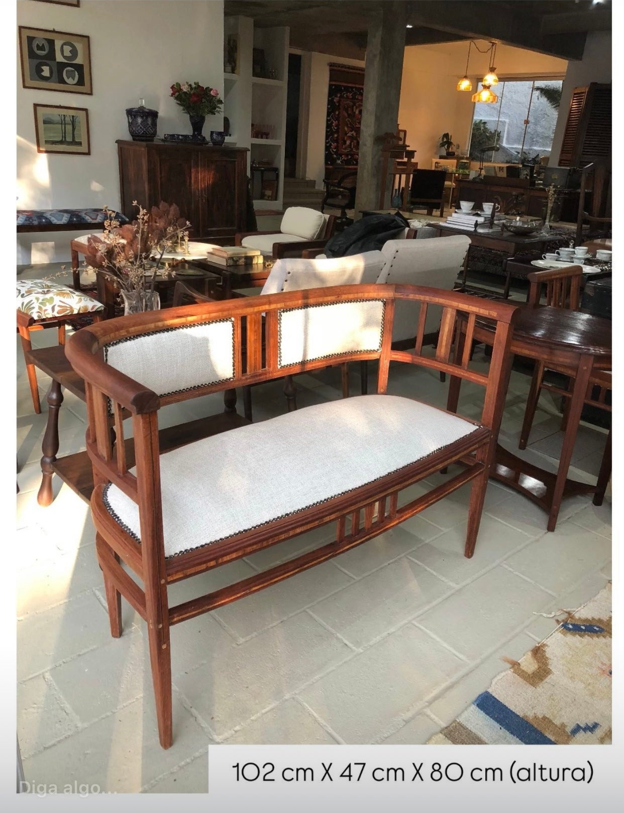 Namoradeira / Canapé em estilo Art Déco com estofado claro com tachinhas