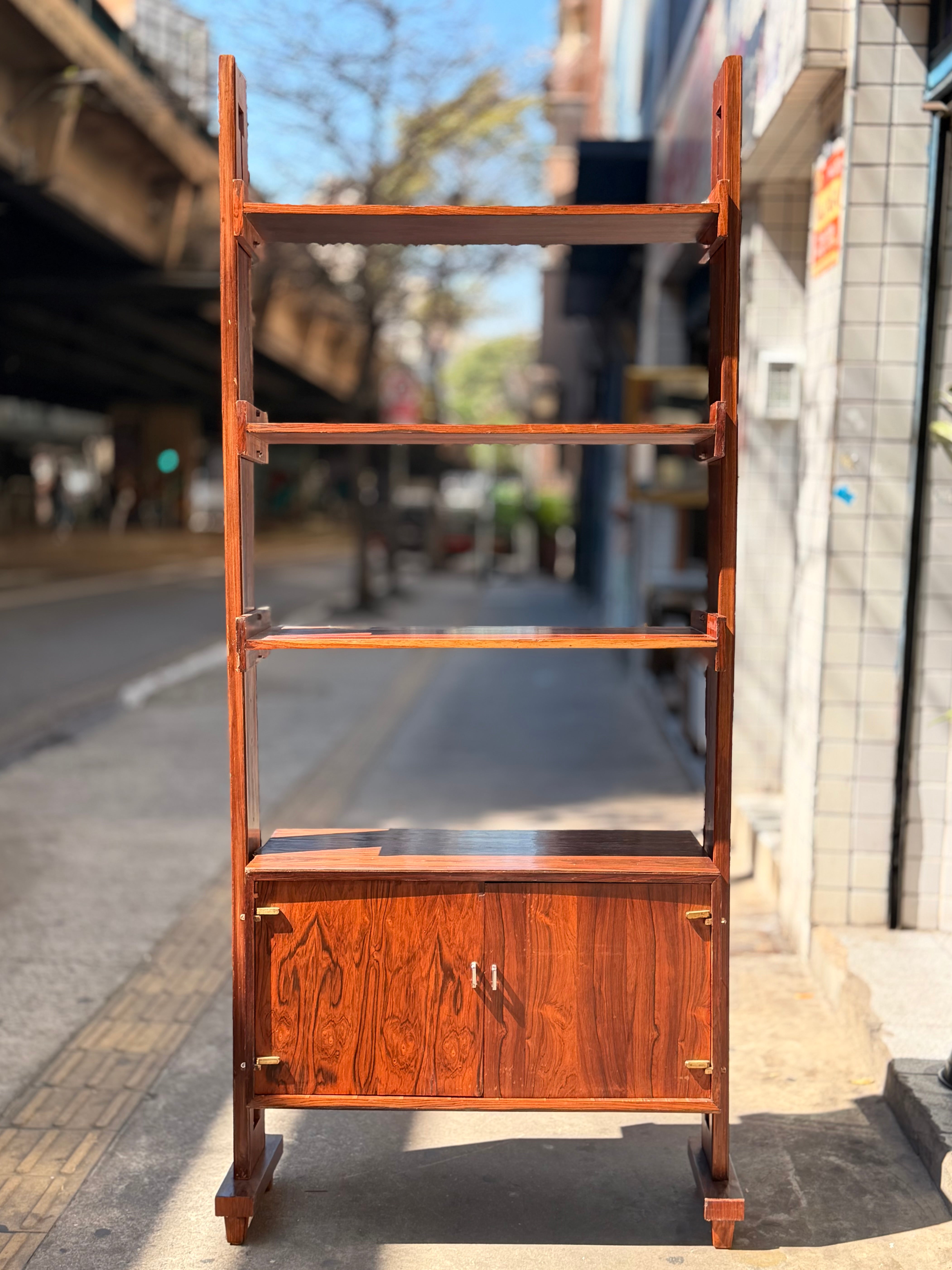 Estante modular, coluna única e folheada em jacarandá