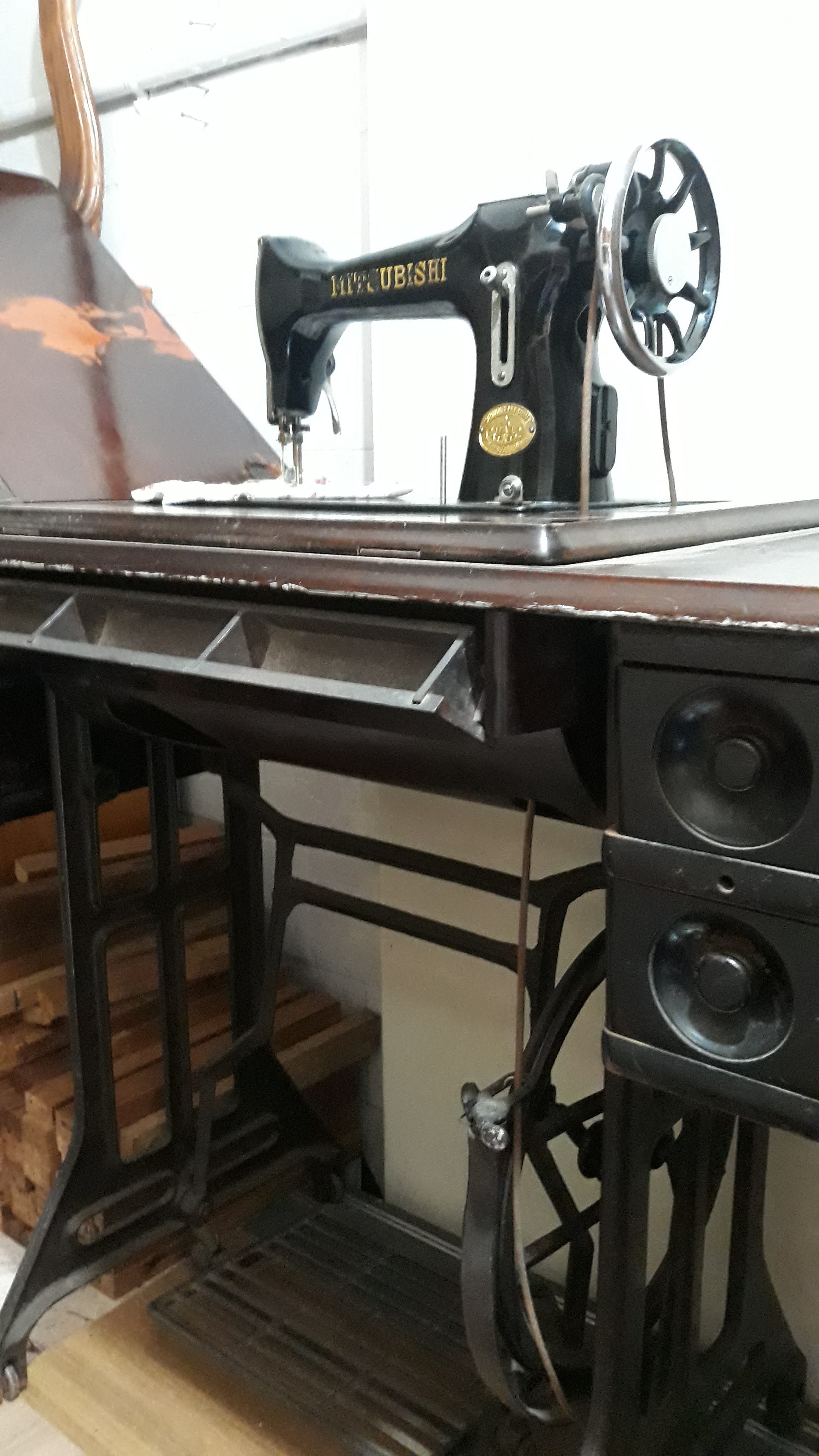 Maquina de Costura Mitsubishi com gabinete - funcionando 