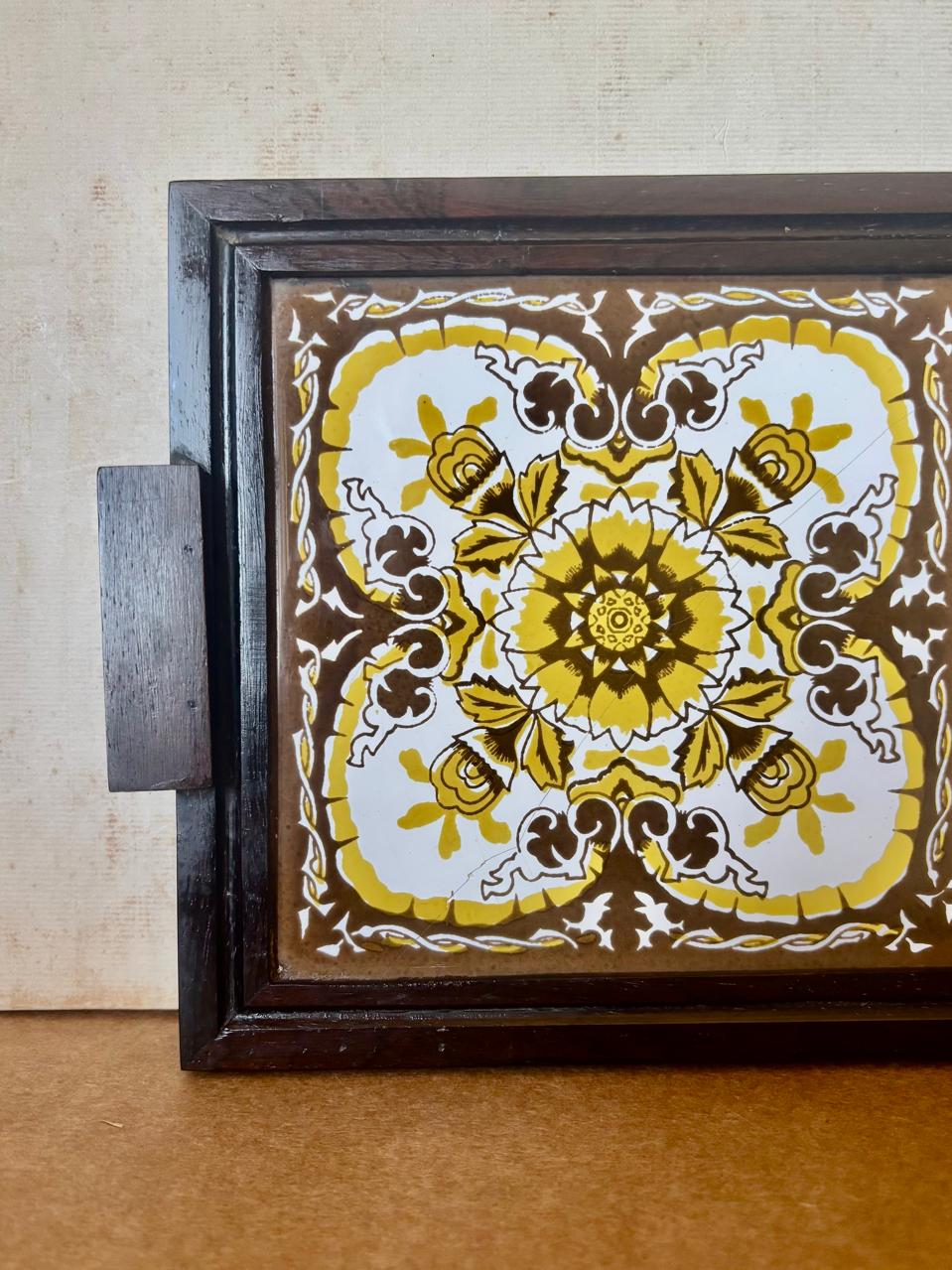 Bandeja Retangular em madeira escura e azulejos com padronagem marrom e amarelo (DMCPS_326)