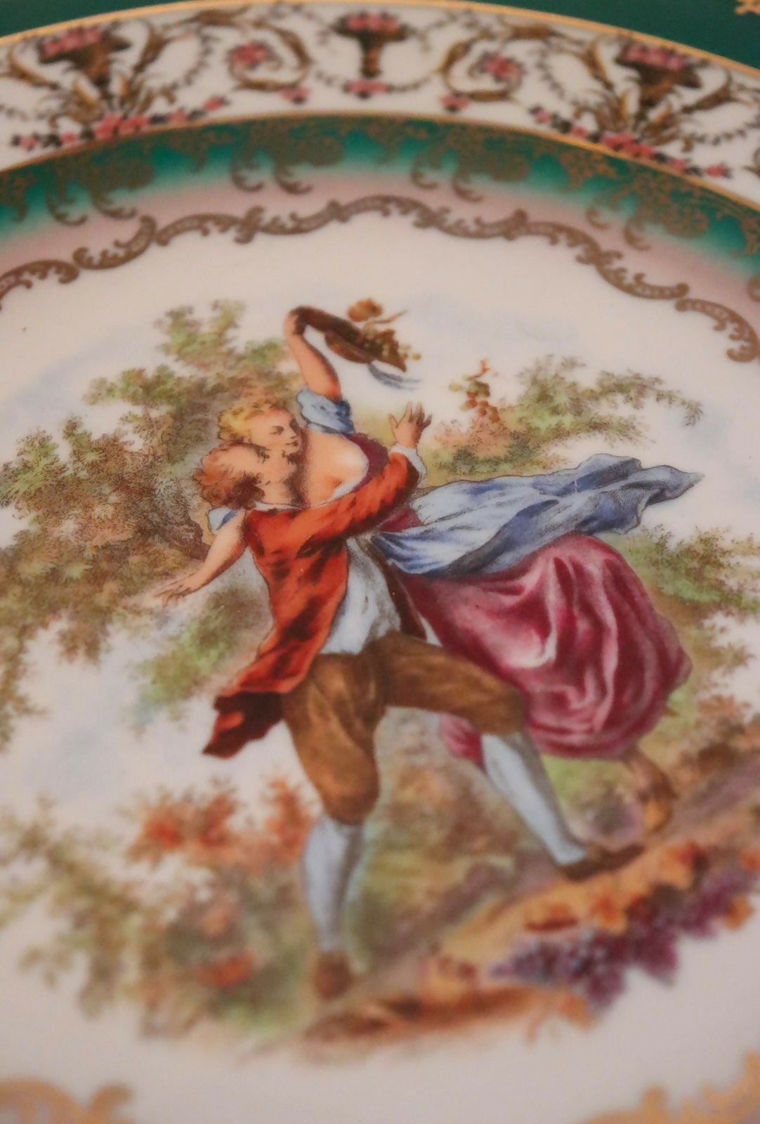 Centro de Mesa em porcelana europeia com cena galante