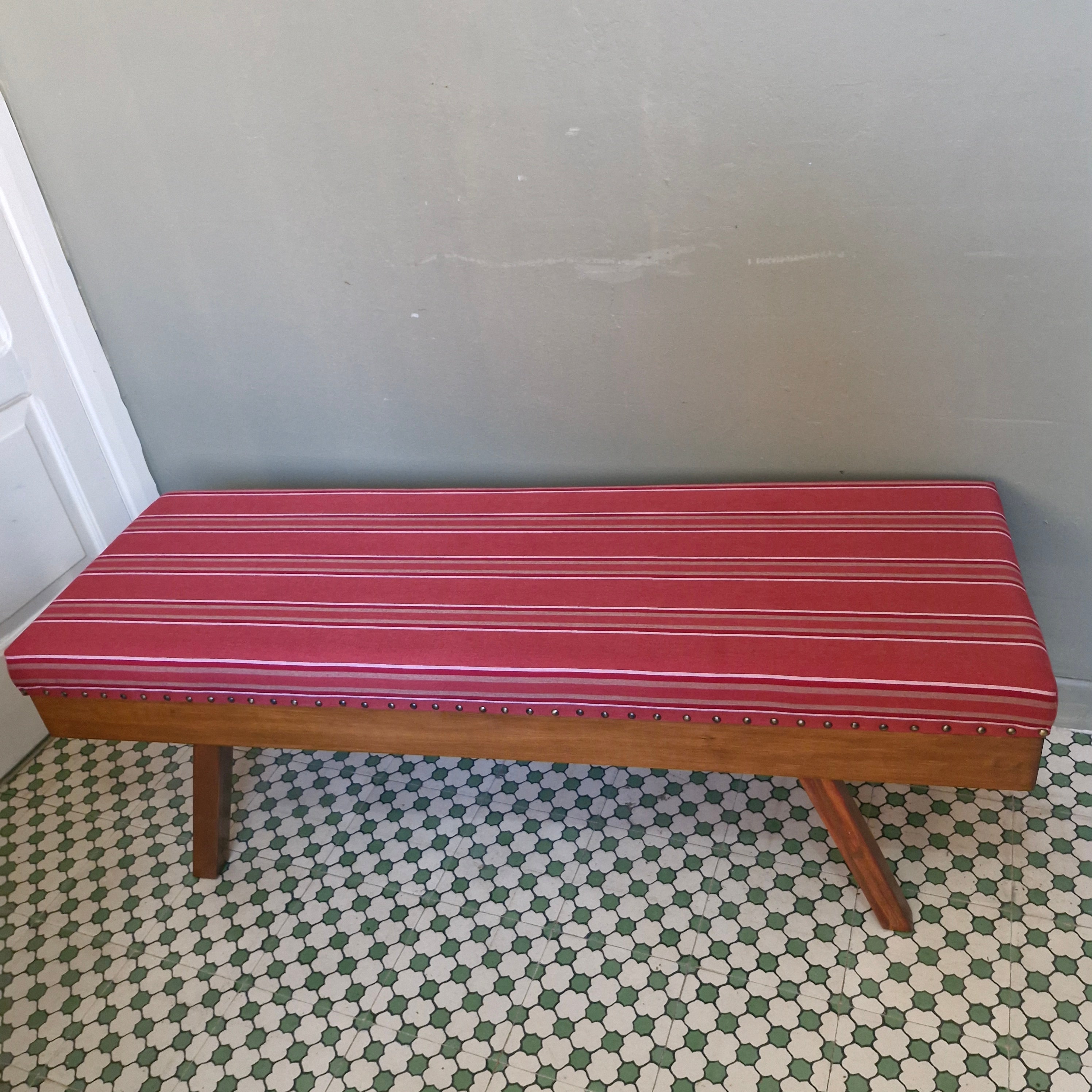 Banco / Recamier com pé palito e estofado vermelho listrado 