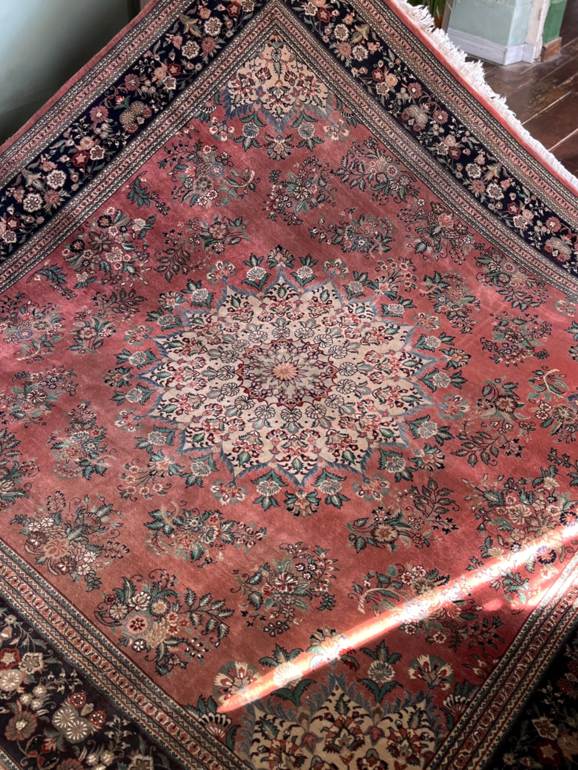 Tapete Persa Kashan 2,52 x 2,65 de coloração rosa antigo e azul