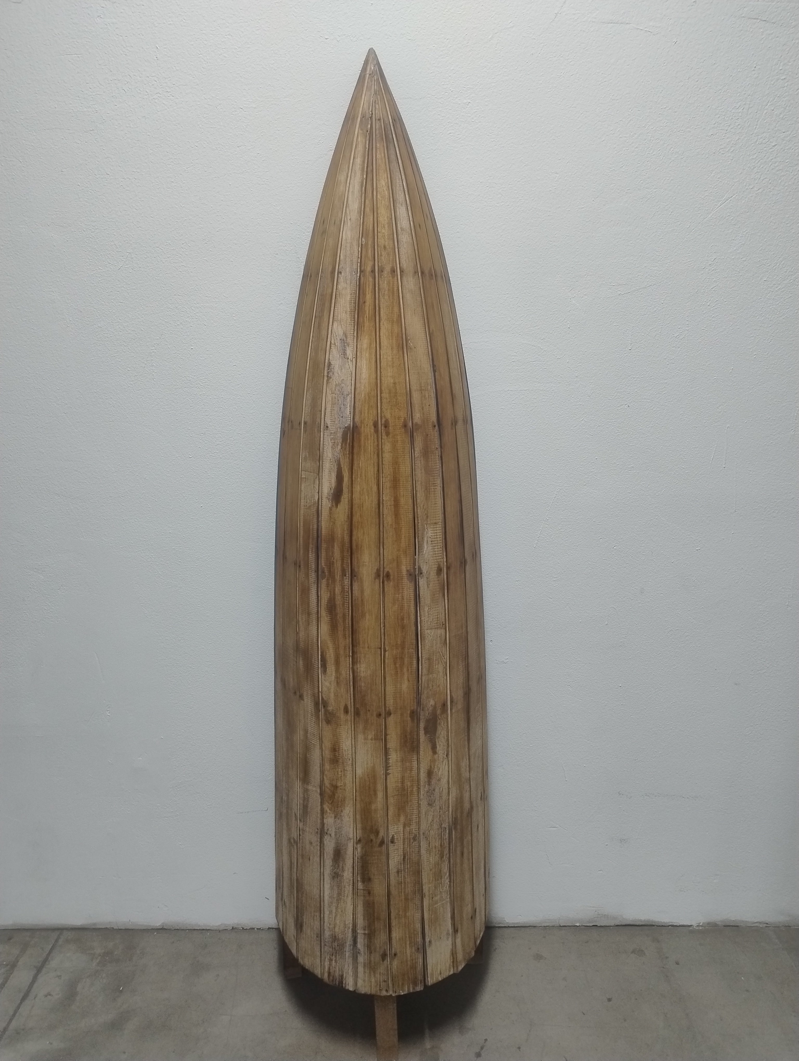 Adega Armário em Madeira em Formato de Canoa