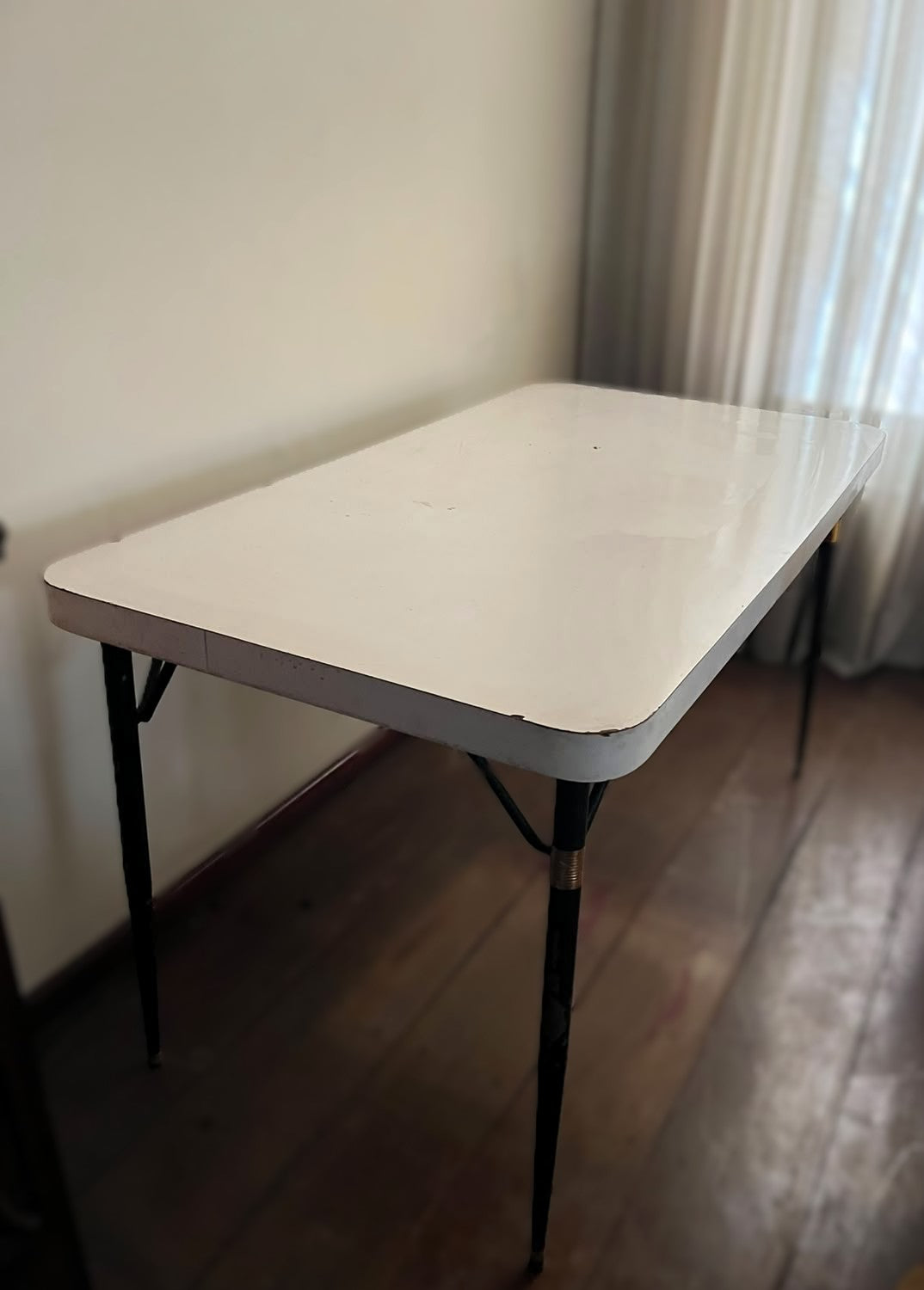 Mesa retangular arredondada em fórmica branca