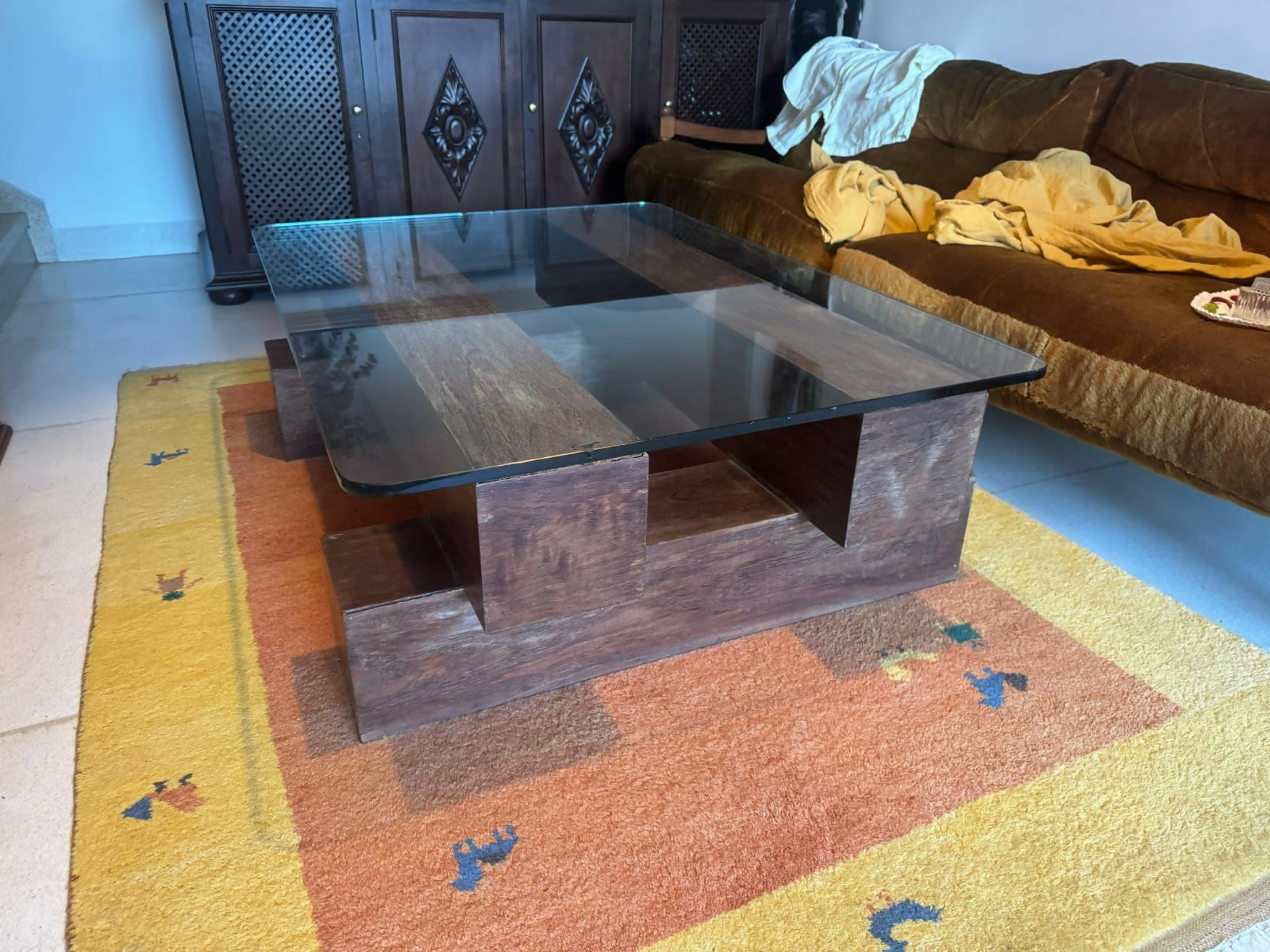 Mesa de centro rústica com tampo de vidro
