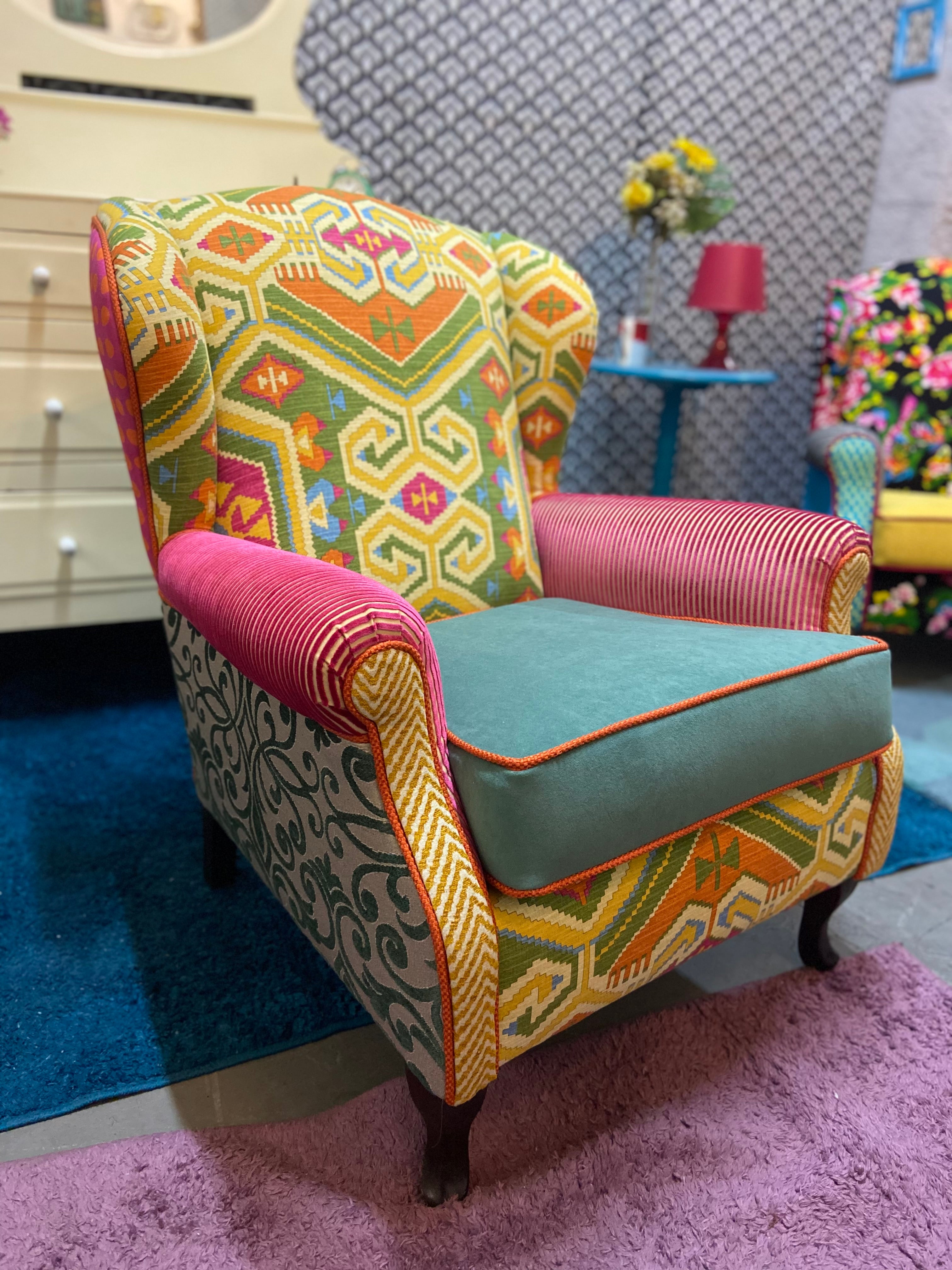 Poltrona Bergere Geo repaginada com tecidos estampados coloridos 