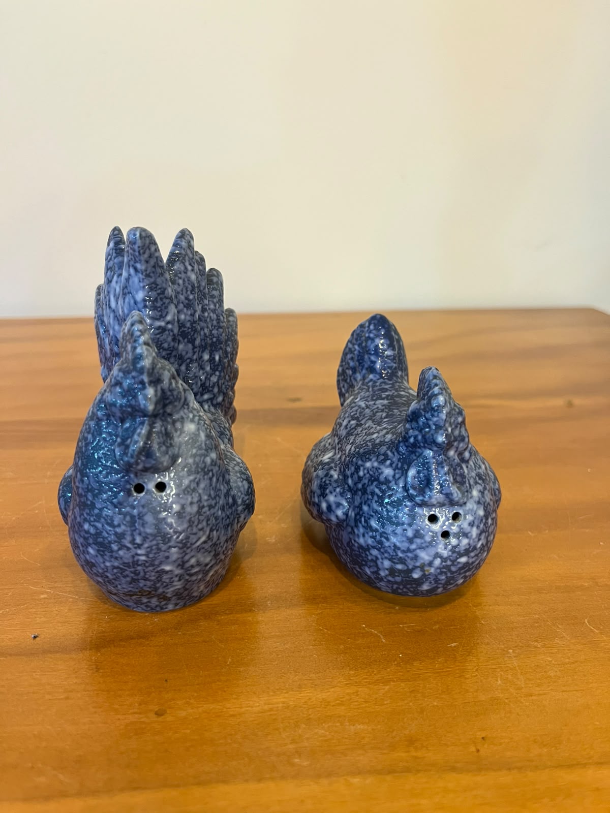 Dupla de aves decorativas em cerâmica azul mesclada – galo e galinha (saleiro e pimenteiro) 
