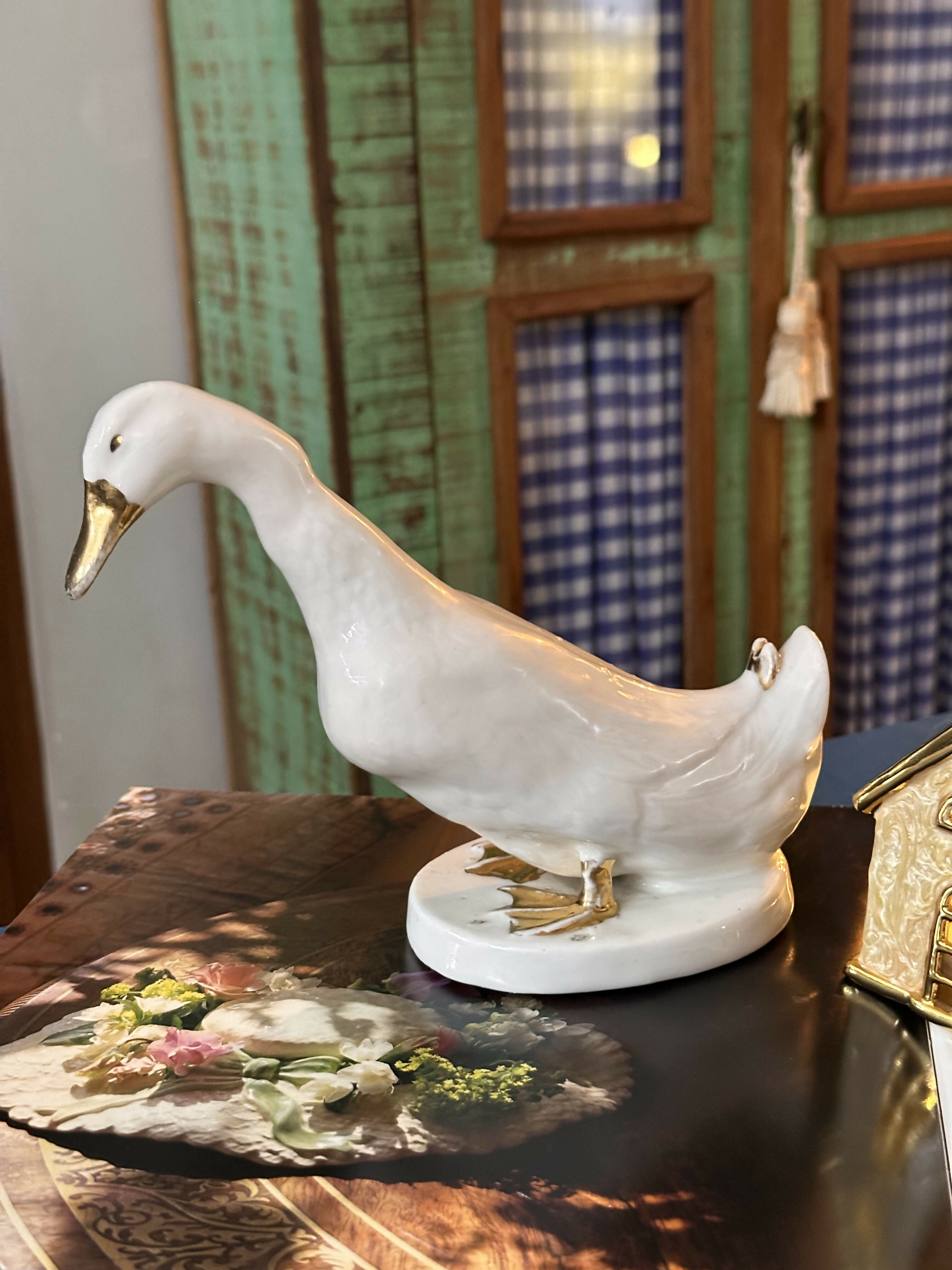 Maravilhosa escultura antiga de ganso 🪿 em porcelana cor branca vitrificada com detalhes em dourado!