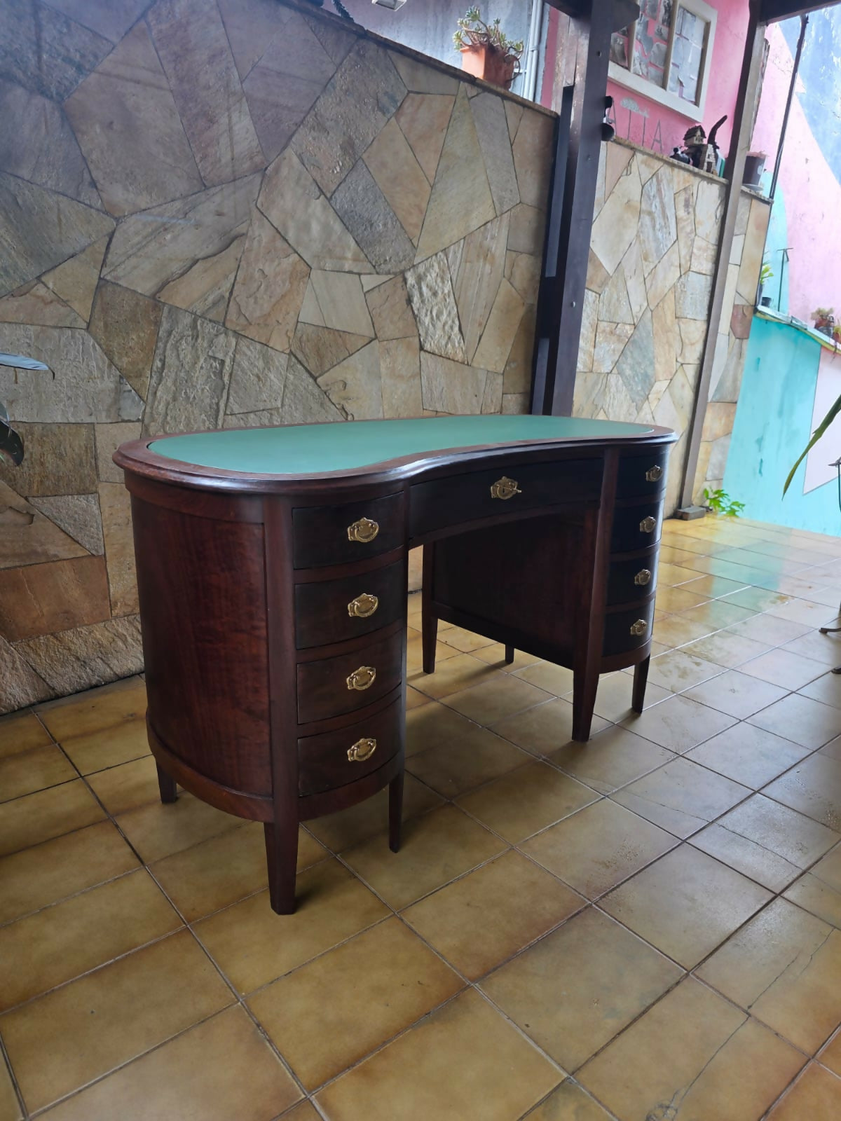 antiga escrivaninha rim, com puxadores em bronze e couro no tampo