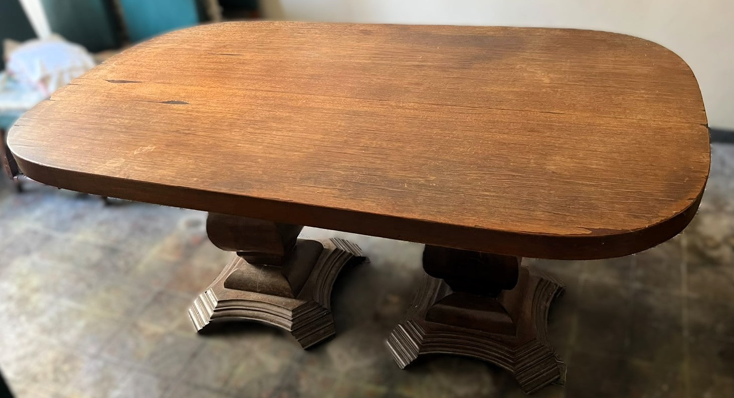 Mesa de jantar Retangular com bordas arredondadas e grandes pés torneados em madeira maciça 