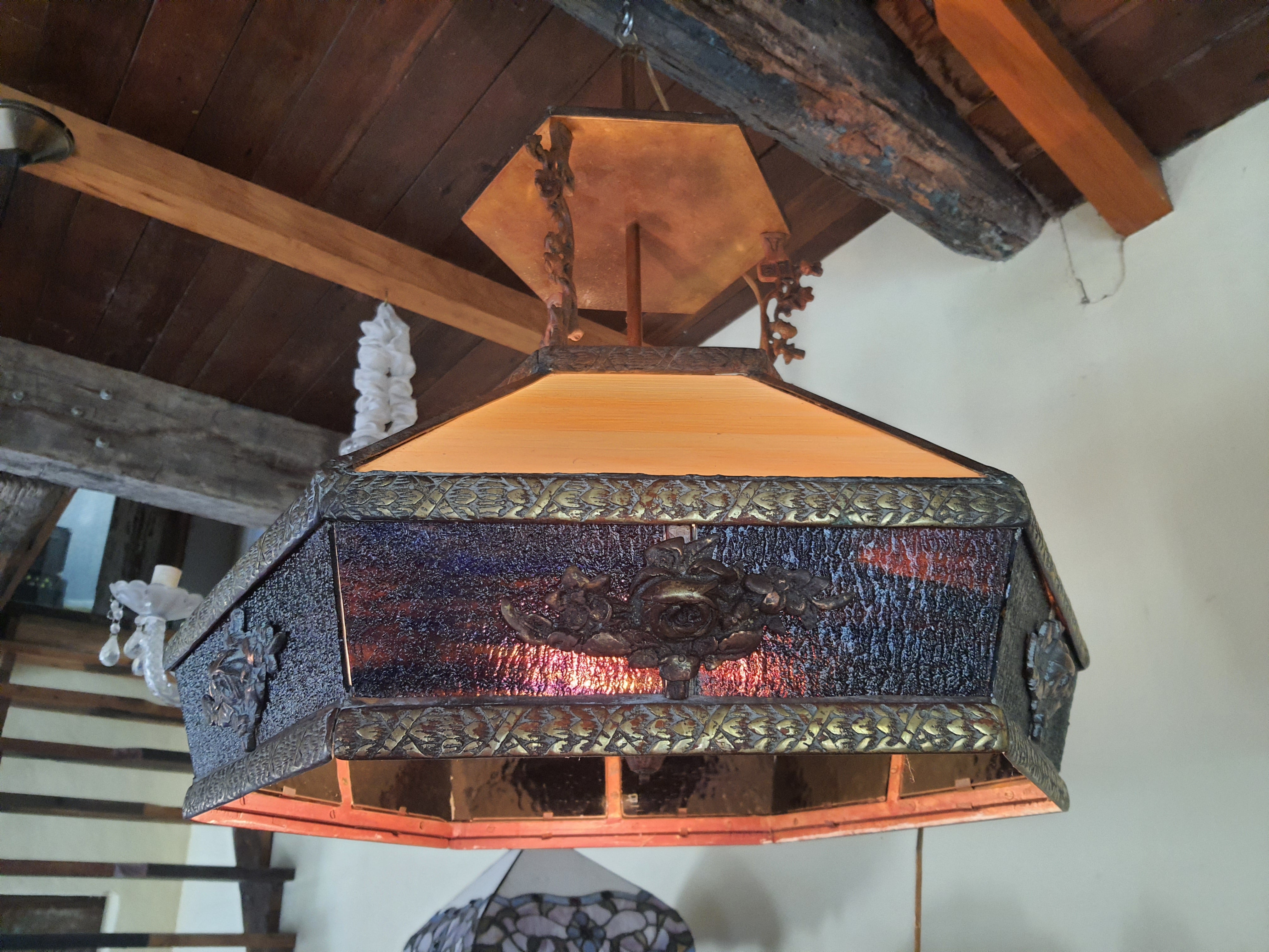 Lustre pendente de bronze com vidros tiffany