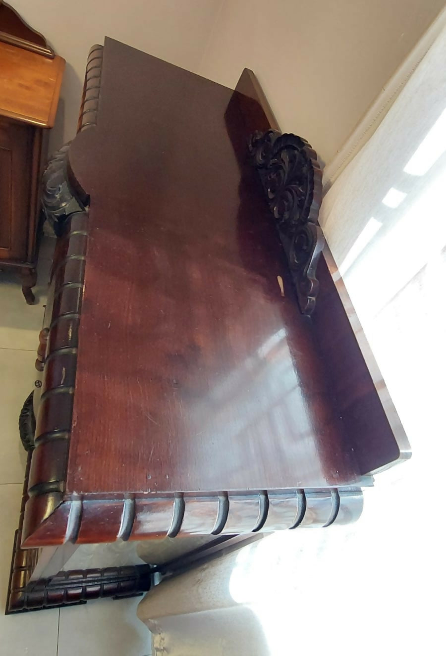 Cristaleira em madeira maciça e pés entalhados