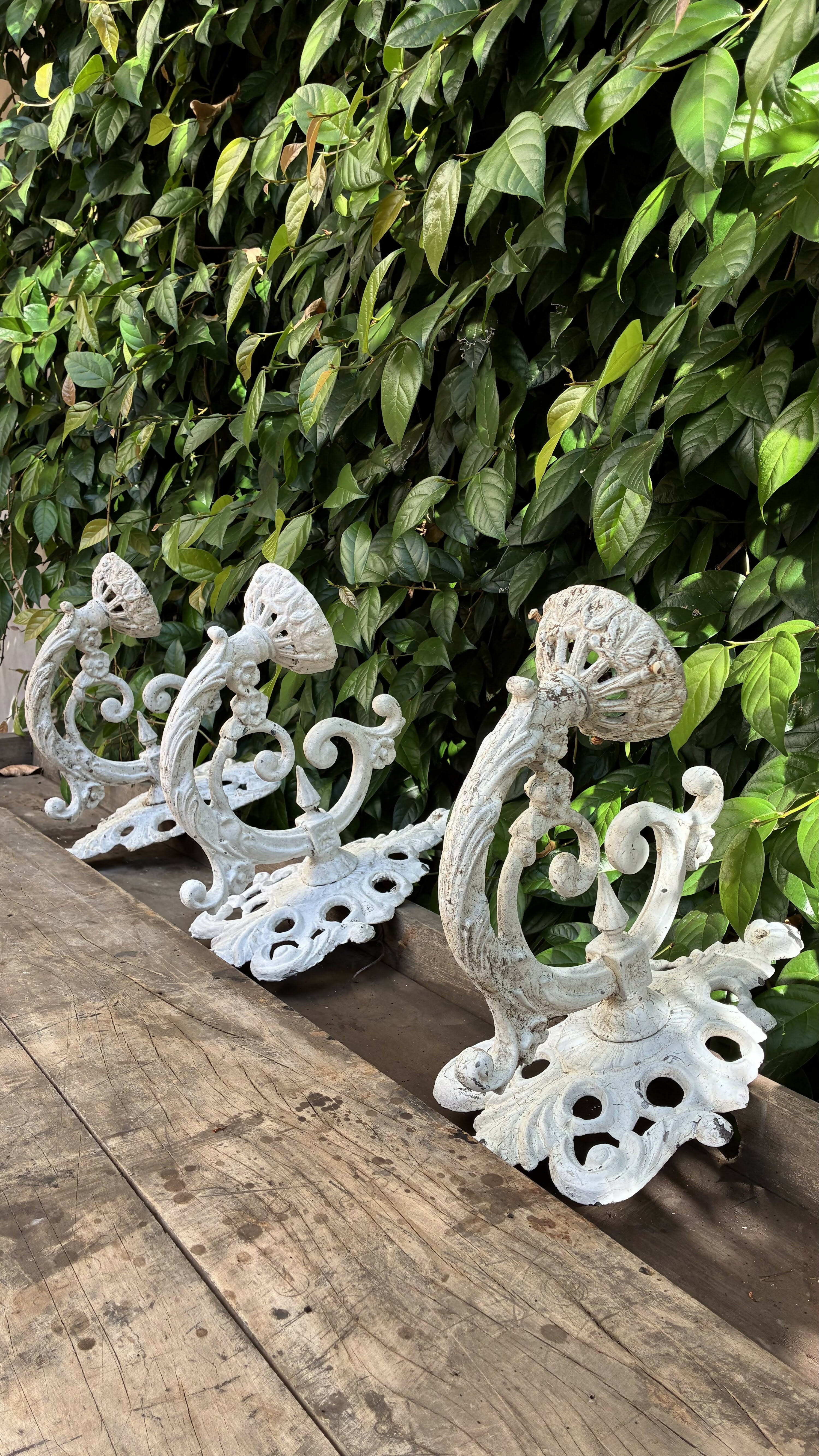 Arandelas em metal pintadas de branco com acabamento texturizado (valor unitário)