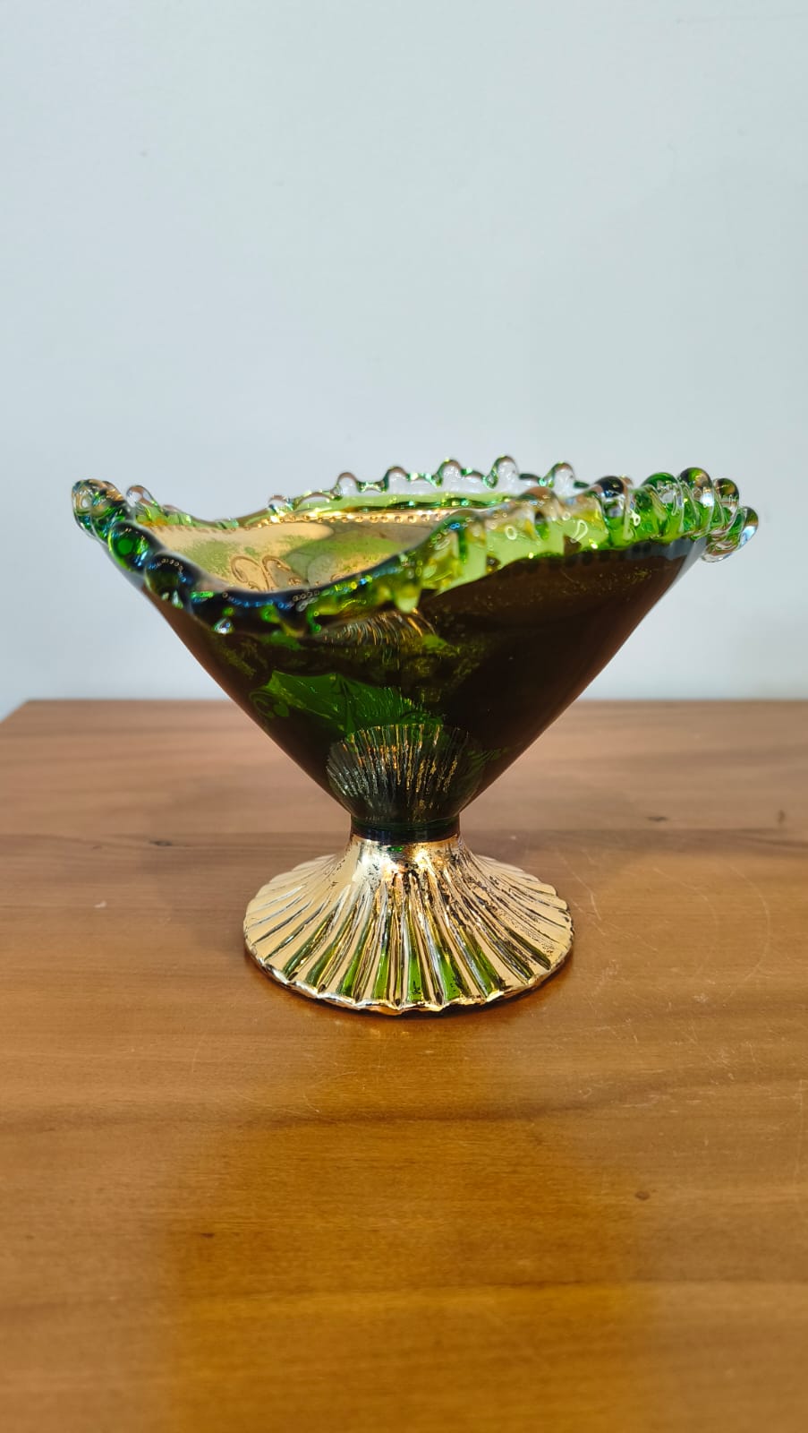 Compoteira Decorativa em Vidro Verde com Douração e Flores Esmaltadas