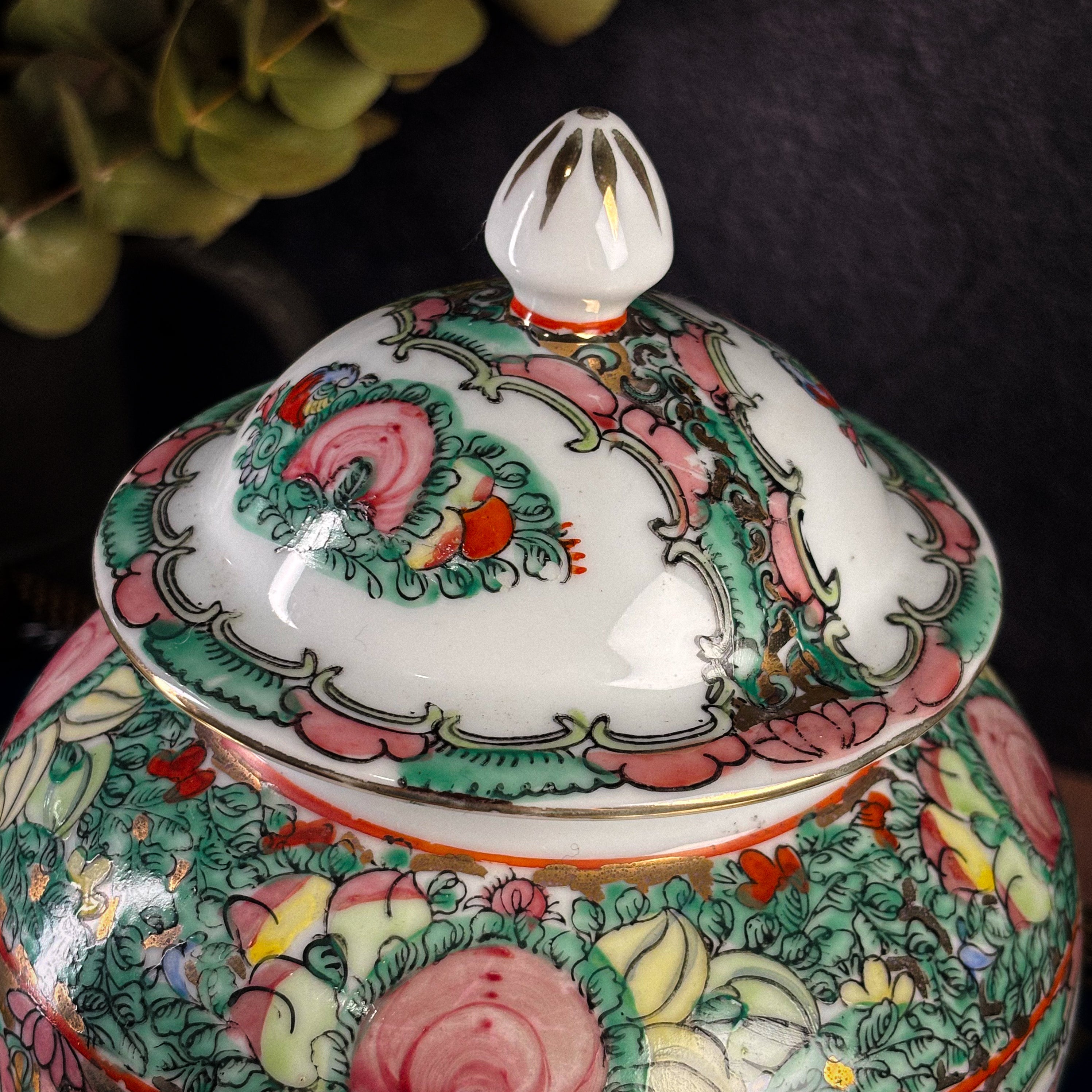 Potiche chinês Família Rosa com tampa em porcelana pintada à mão, anos 1970/1990