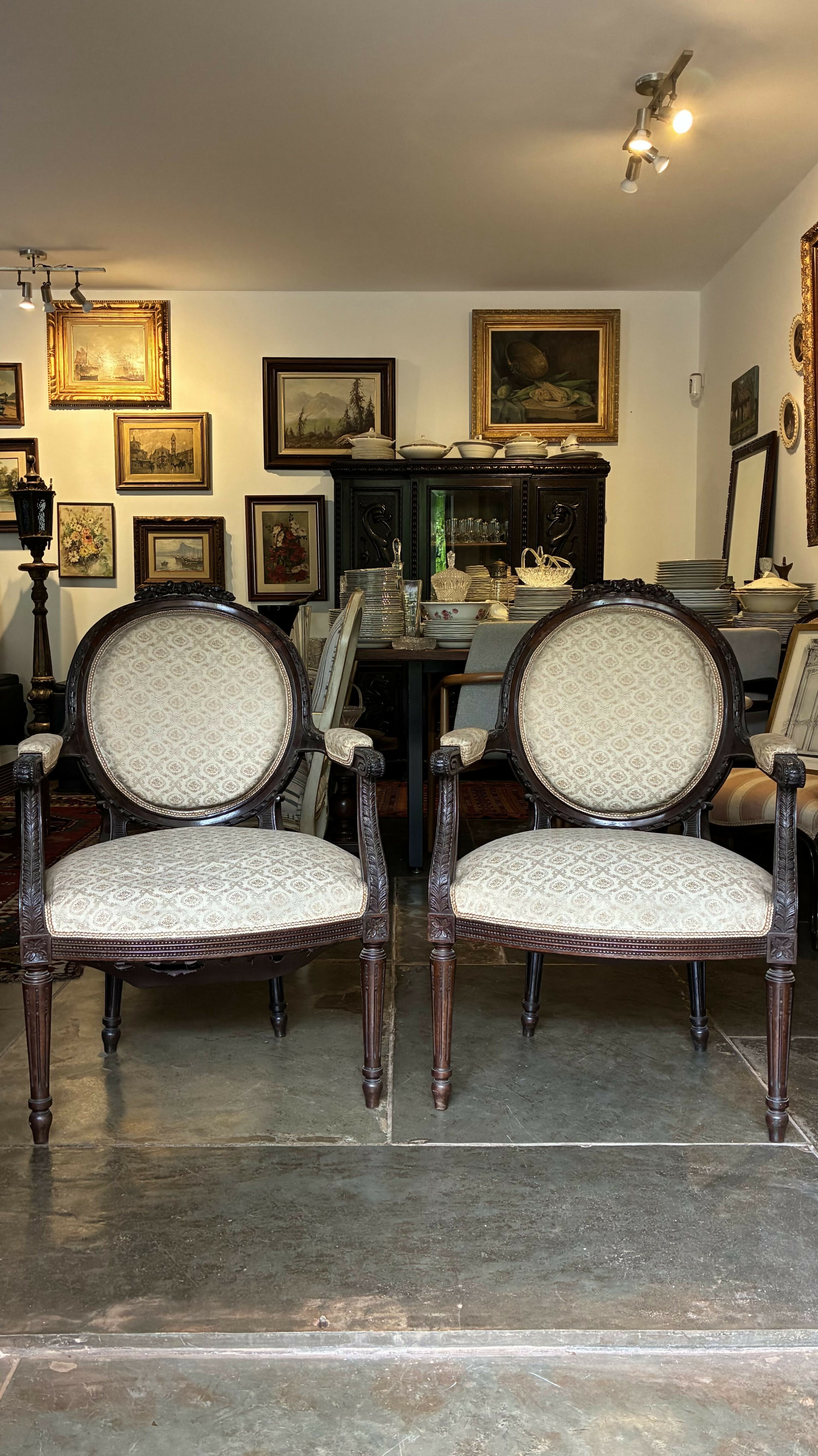 Par de Poltronas Antigas – Estilo Luís XVI